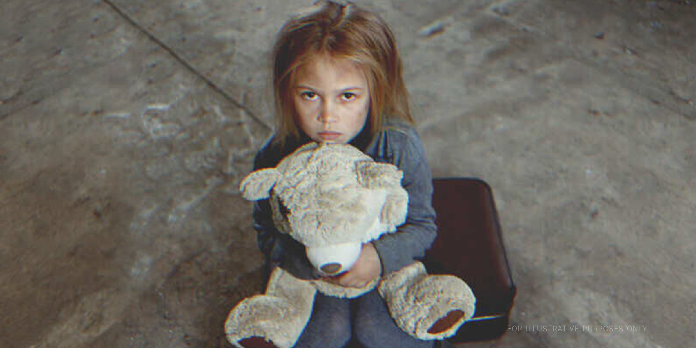 Una niña sosteniendo un muñeco. | Foto: Shutterstock
