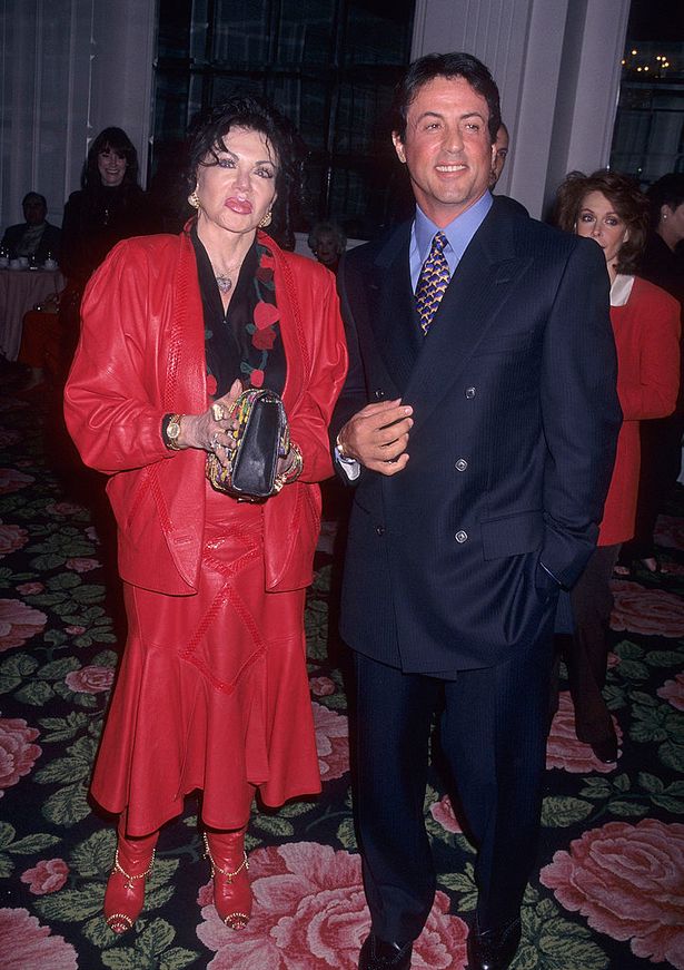 Sylvester Stallone y su madre Jackie en la 57ª edición de los Golden Apple Awards, 1997. | Foto: Getty Images