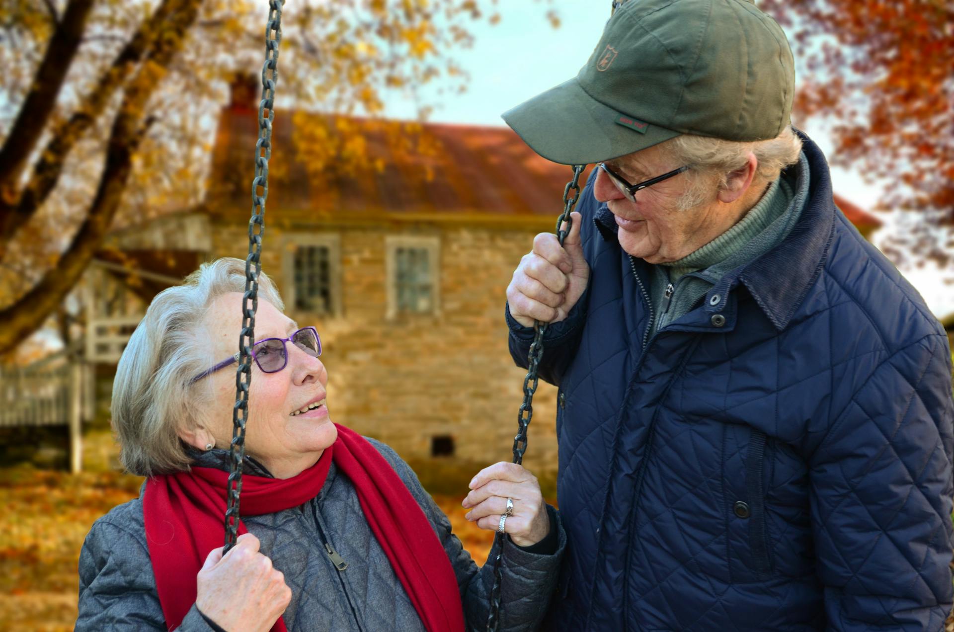 Un anciano junto a su esposa en un columpio | Fuente: Pexels