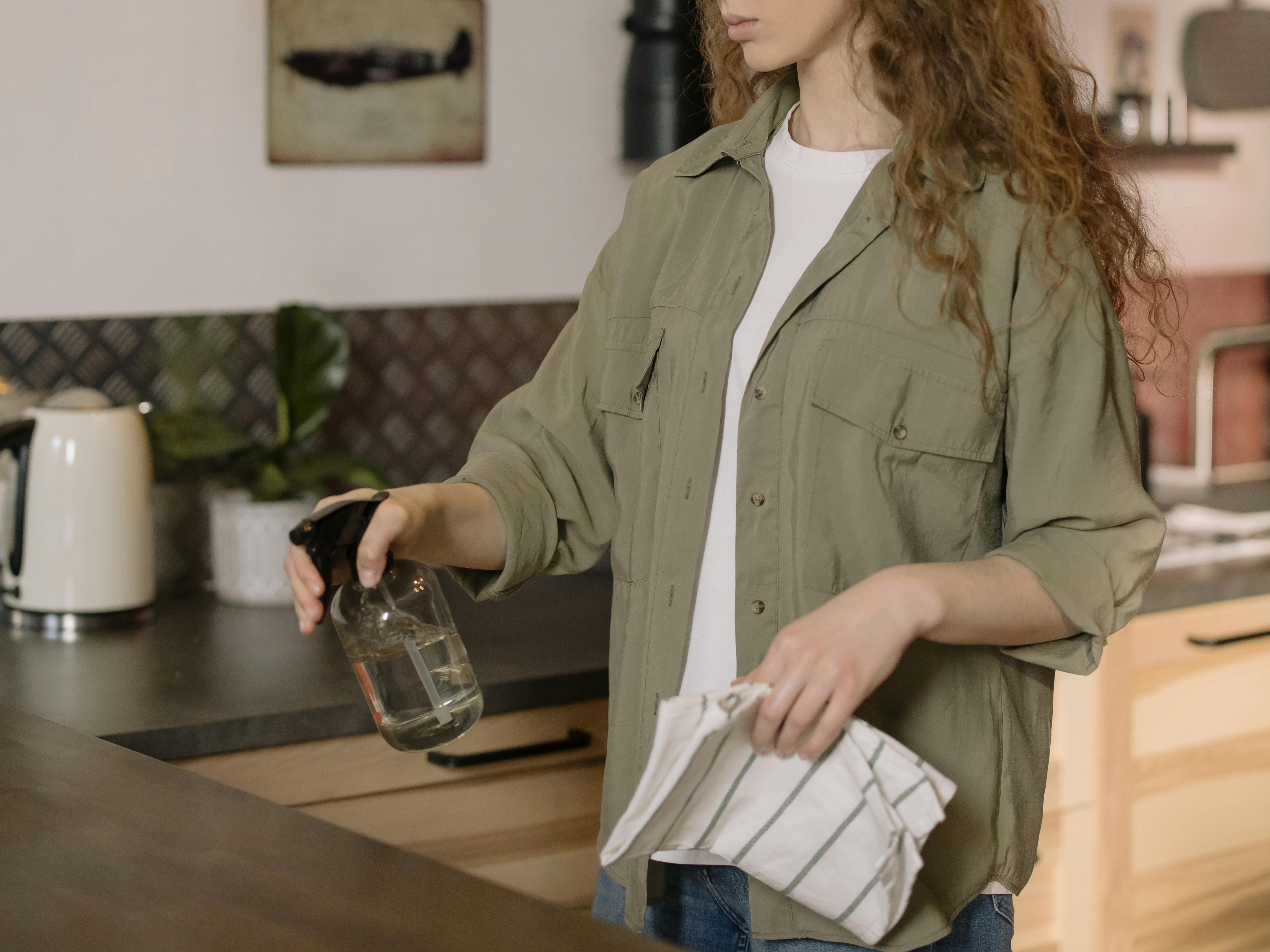 Mujer limpiando la encimera de la cocina | Fuente: Pexels