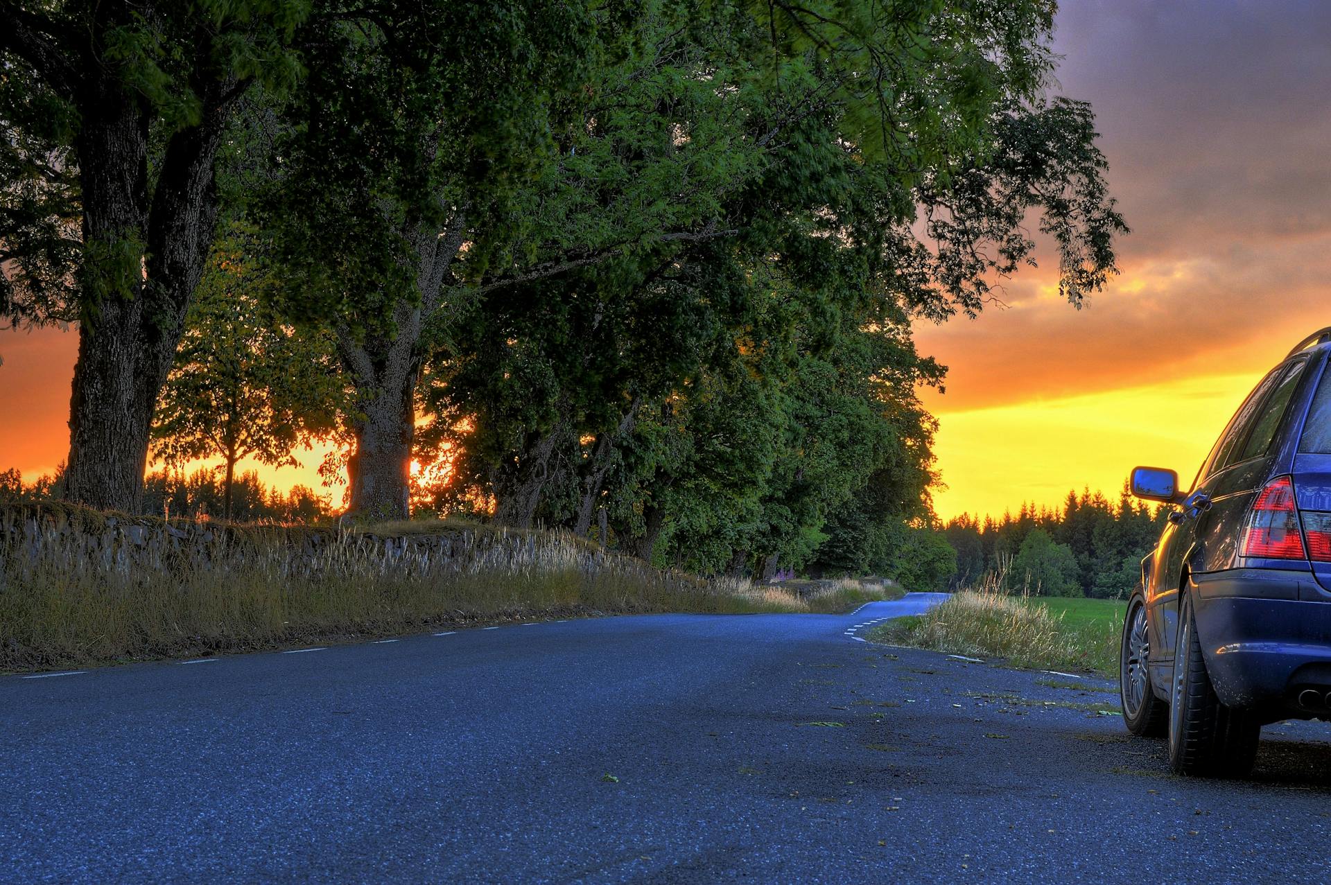 Un automóvil aparcado en el arcén de una carretera | Fuente: Pexels