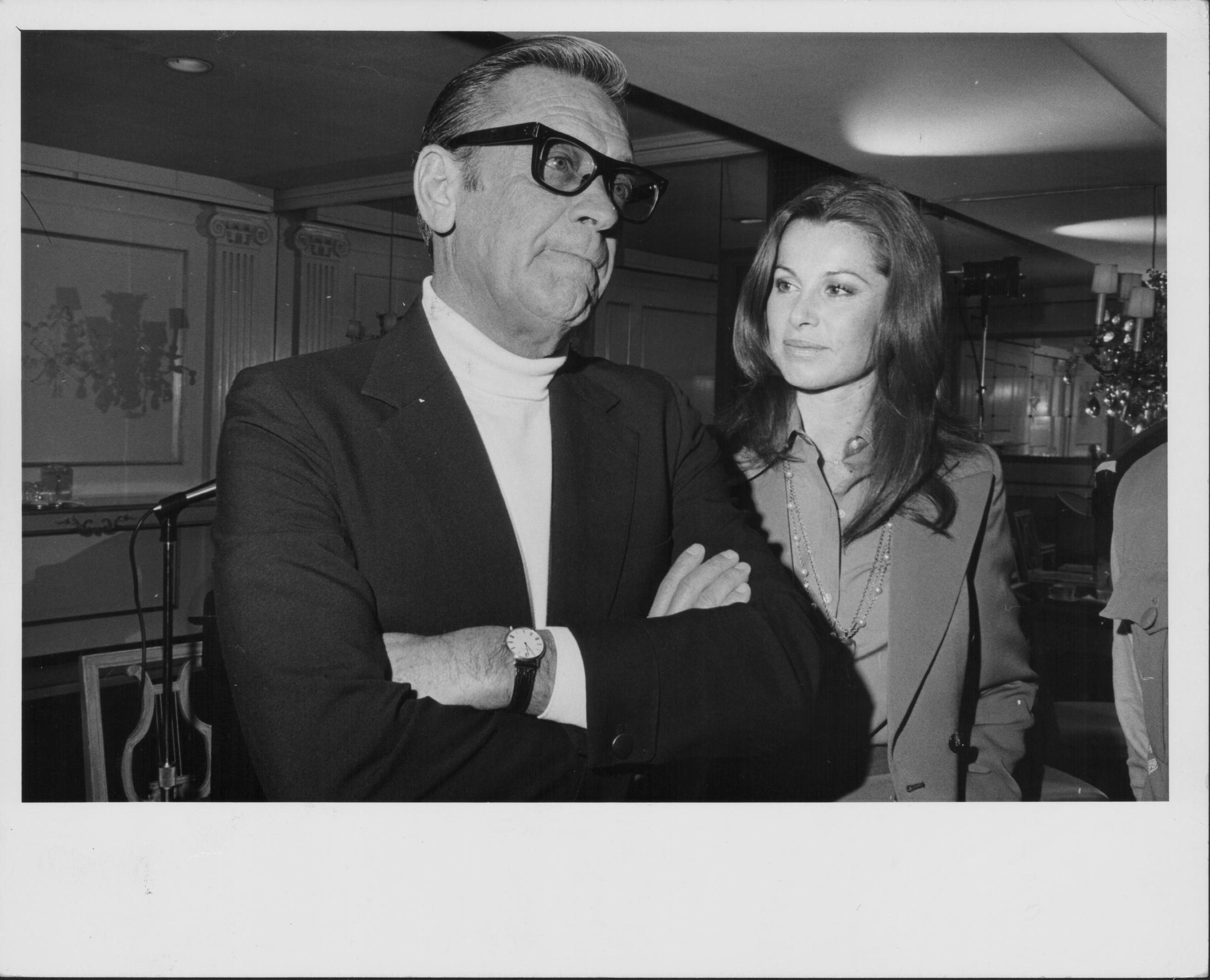 William Holden y la actriz en una rueda de prensa el 31 de octubre de 1975 | Fuente: Getty Images