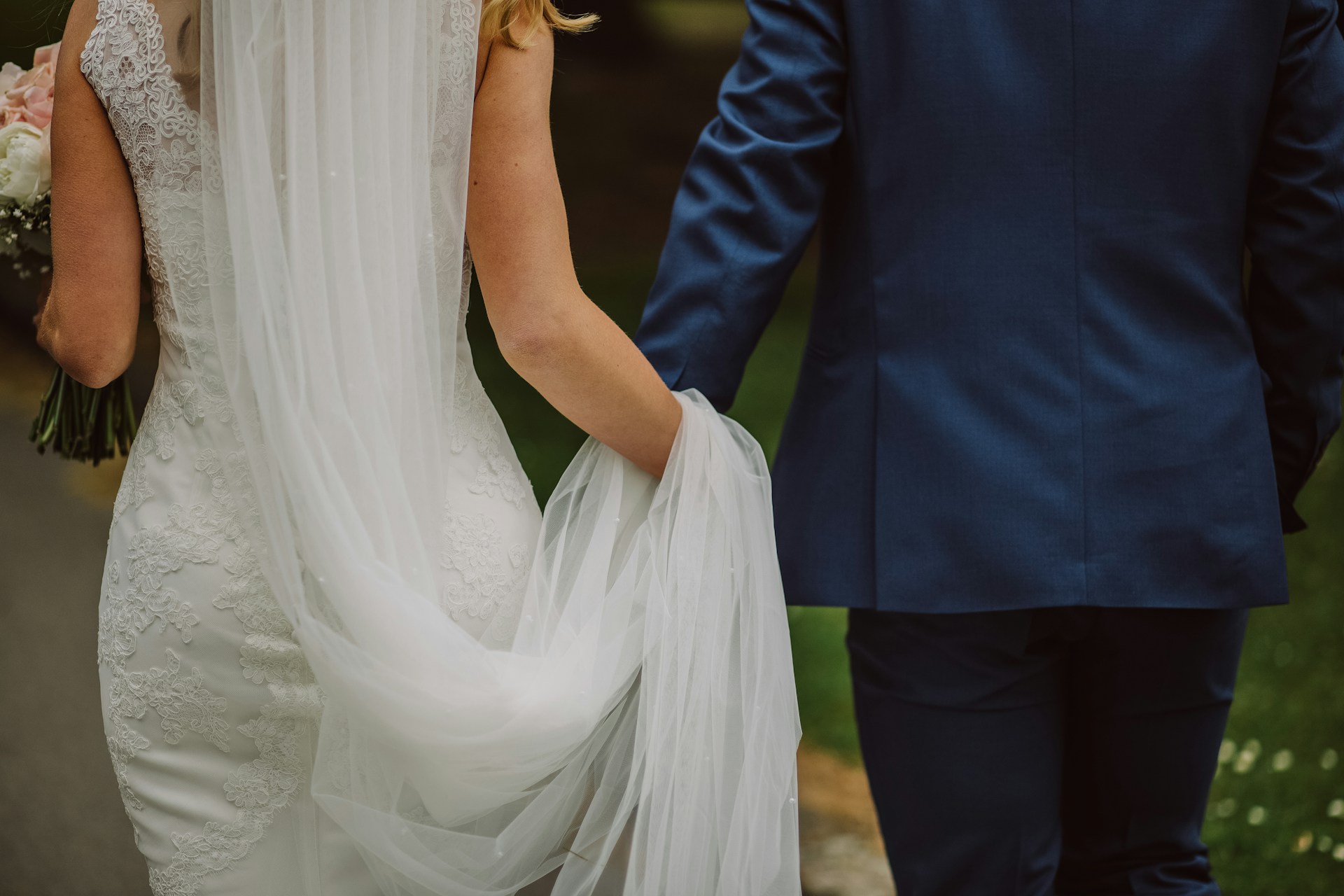 Una novia paseando con su novio | Fuente: Unsplash