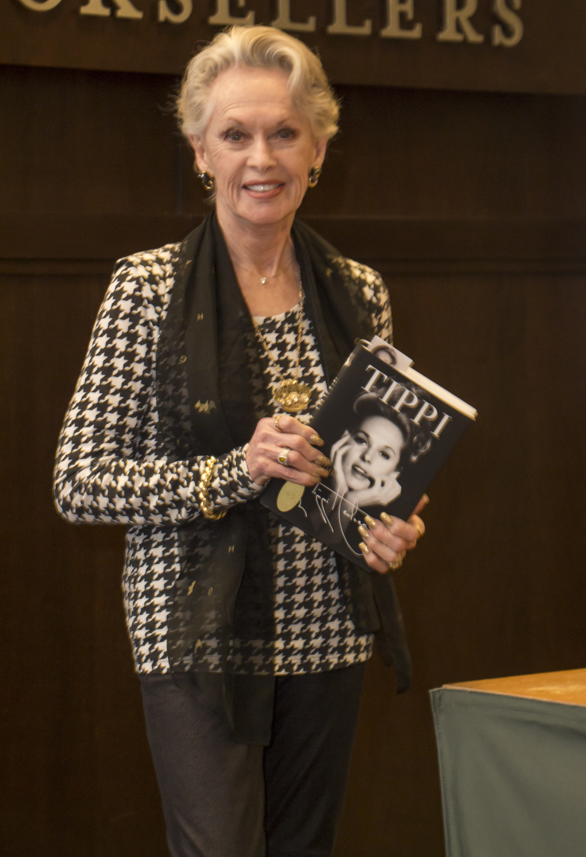 Tippi Hedren posa para un retrato durante la firma de su libro "Tippi" en Barnes & Noble en Los Ángeles, California, el 11 de noviembre de 2016. | Fuente: Getty Images