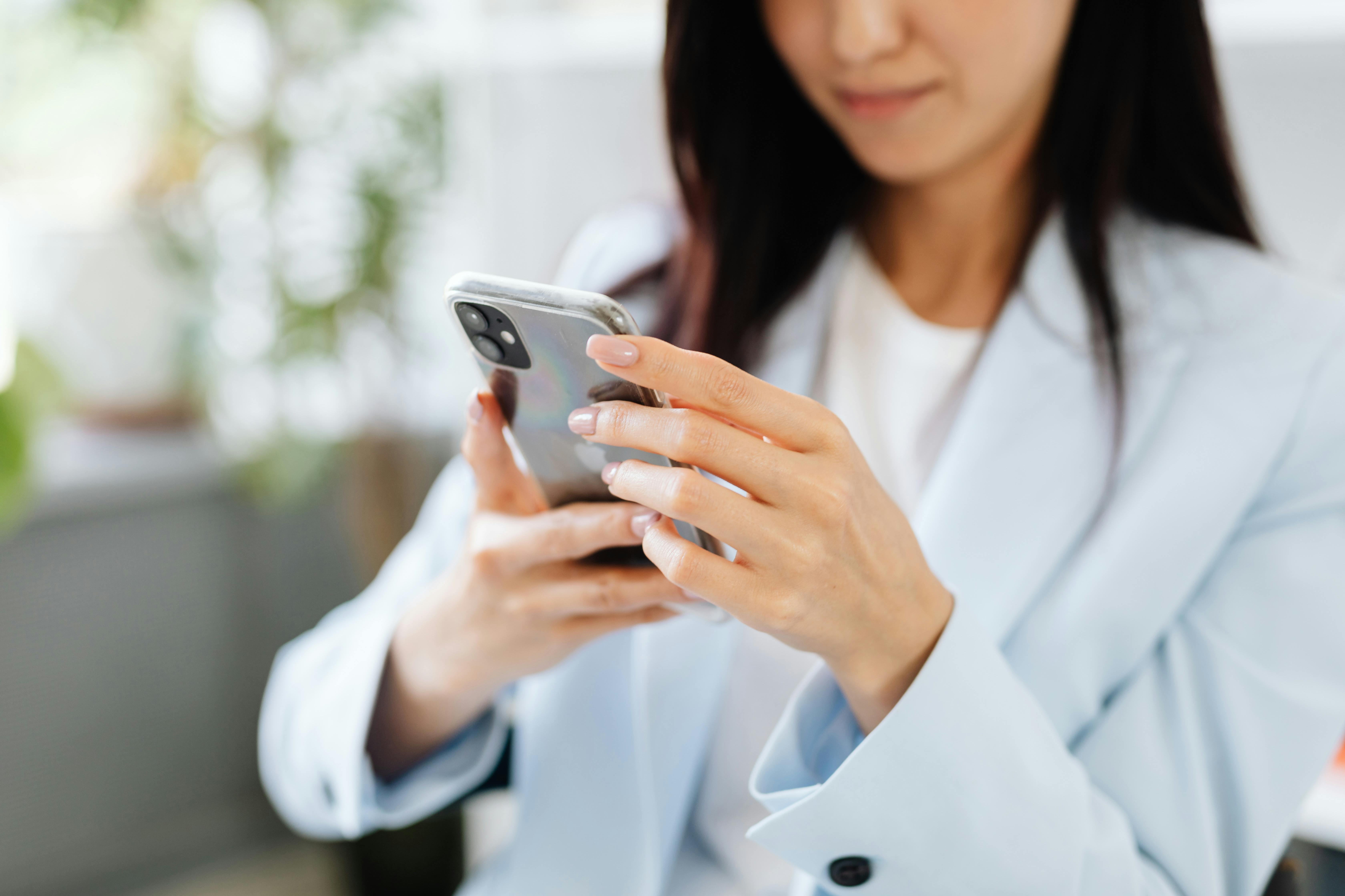 Mujer consultando su teléfono | Fuente: Pexels