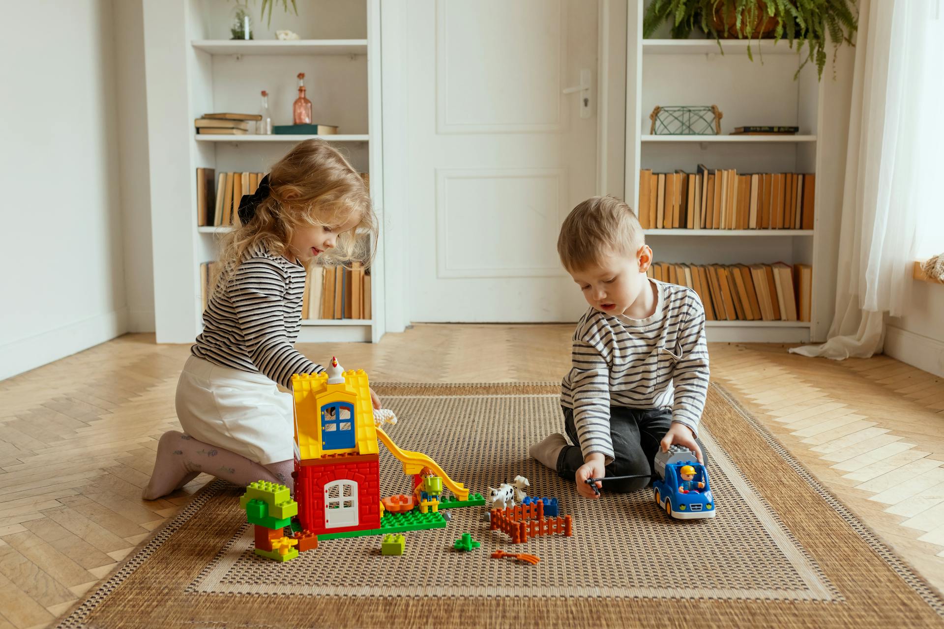 Niños jugando en una habitación | Fuente: Pexels