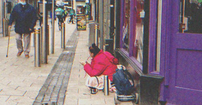 Una mujer mendigando en la calle | Foto: Shutterstock