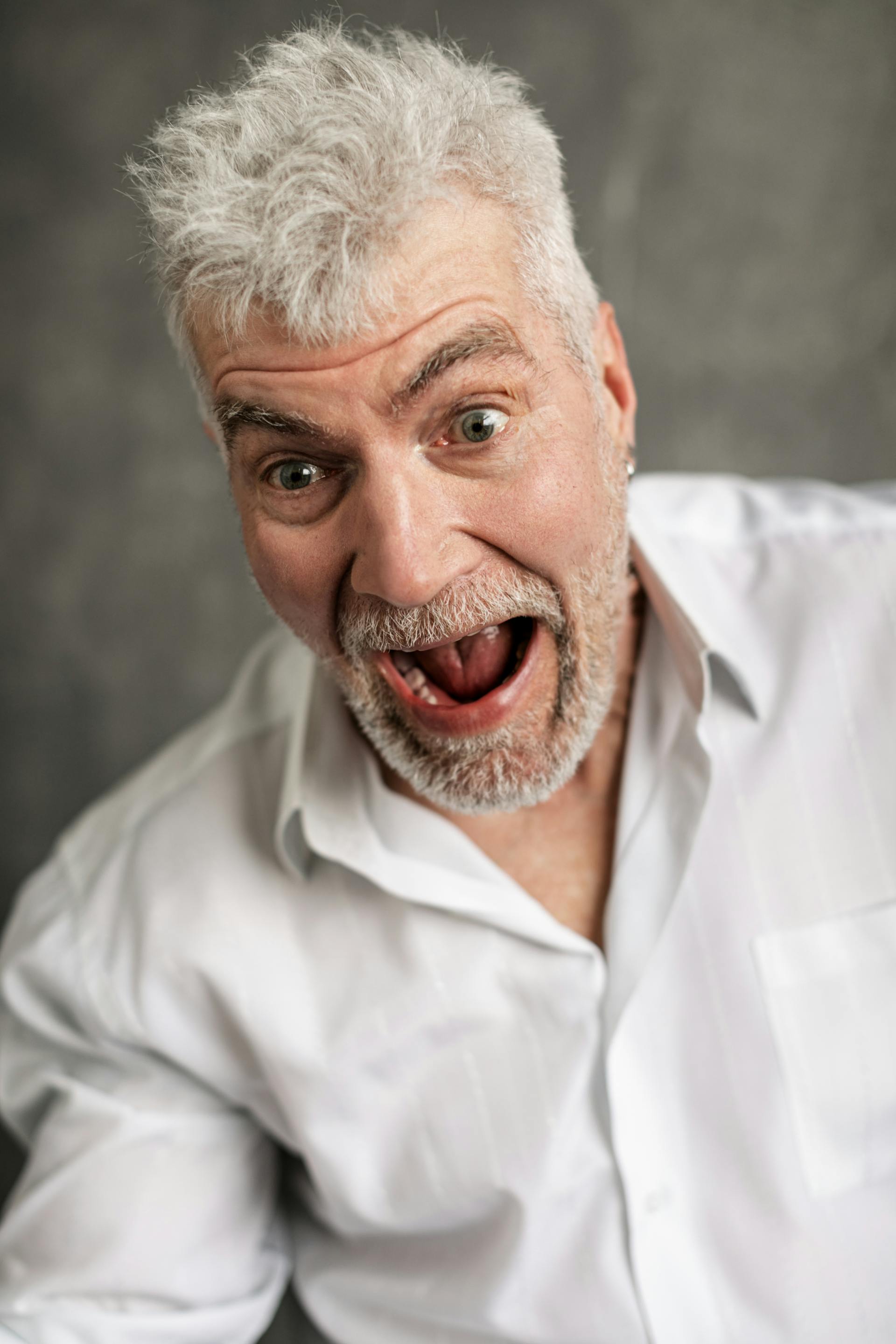 Un hombre gritando por algo | Fuente: Pexels