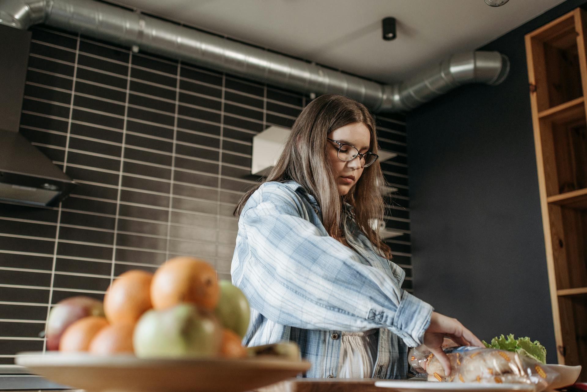 Una mujer preparando comida en la cocina | Fuente: Pexels