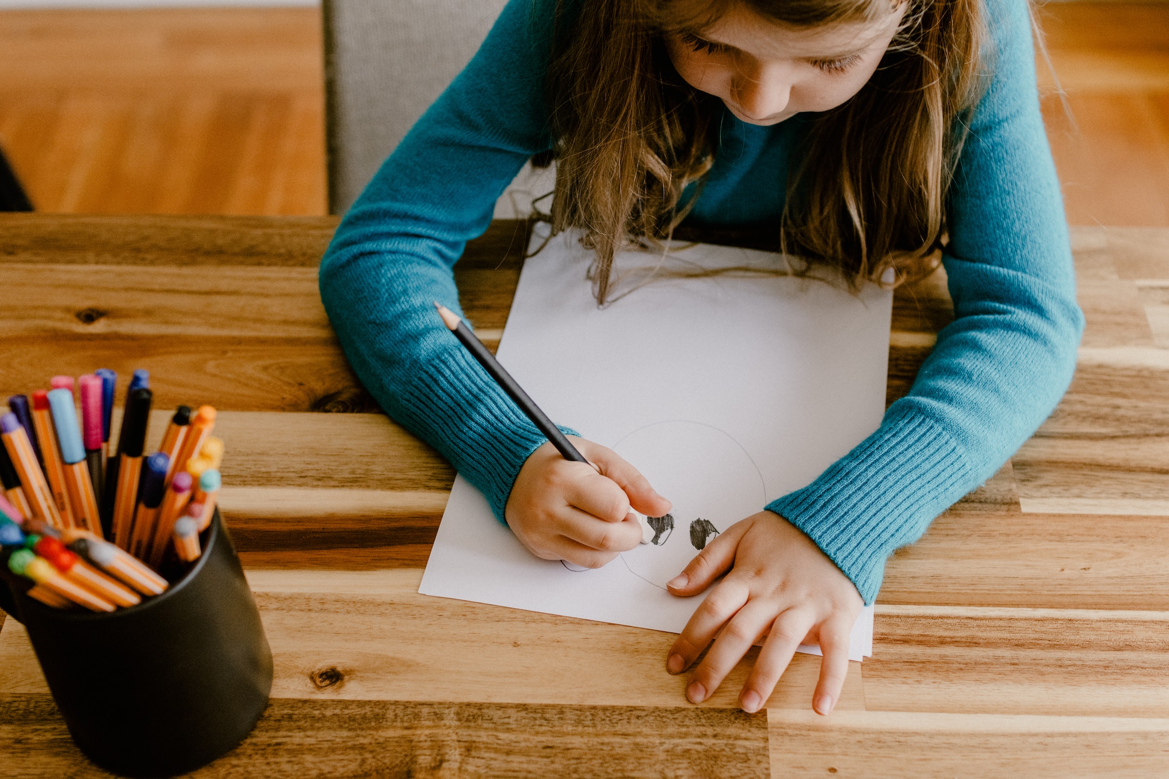 Una niña dibujando en un papel. | Foto: Unsplash