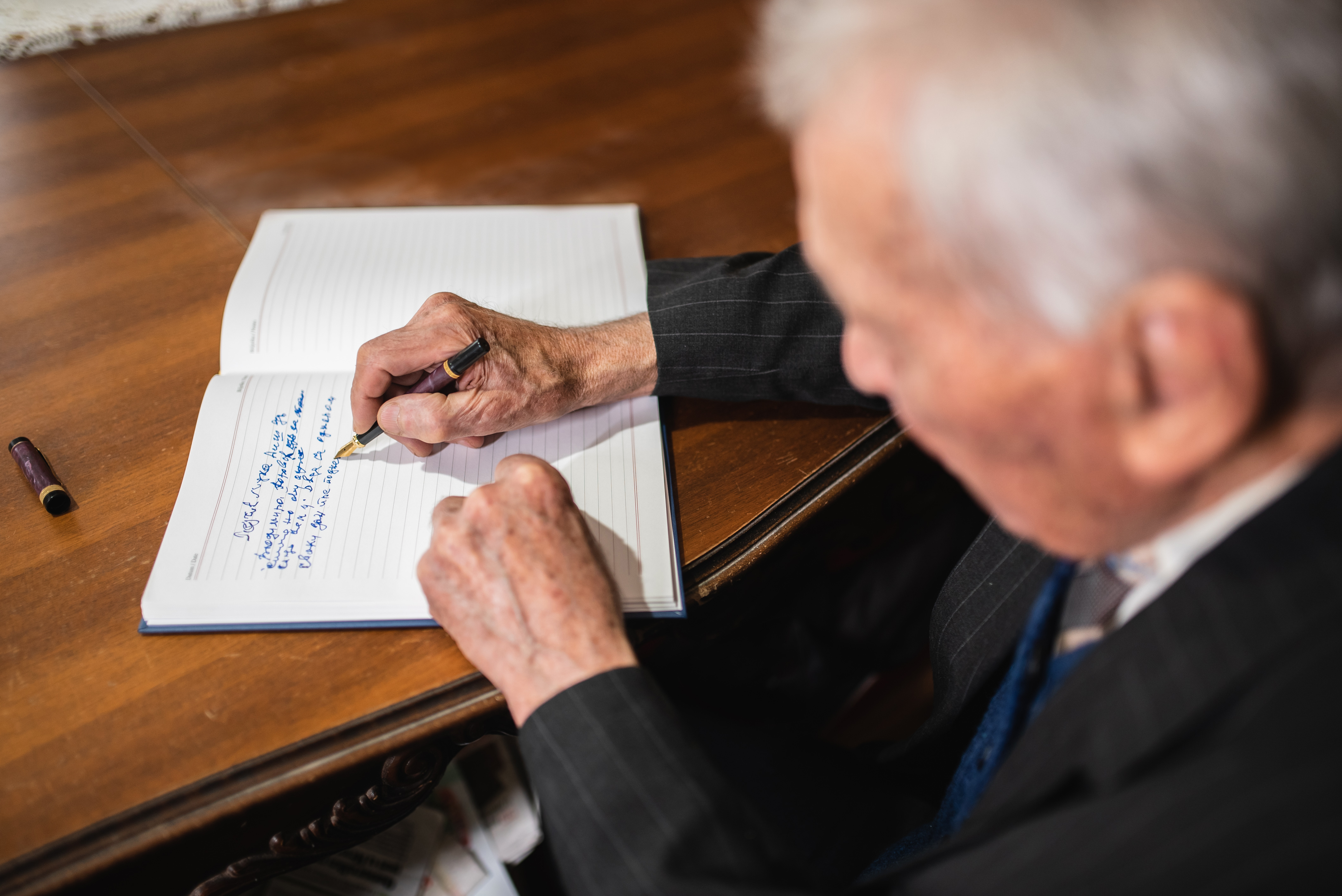 Anciano haciendo plan de jubilación | Foto: Getty Images