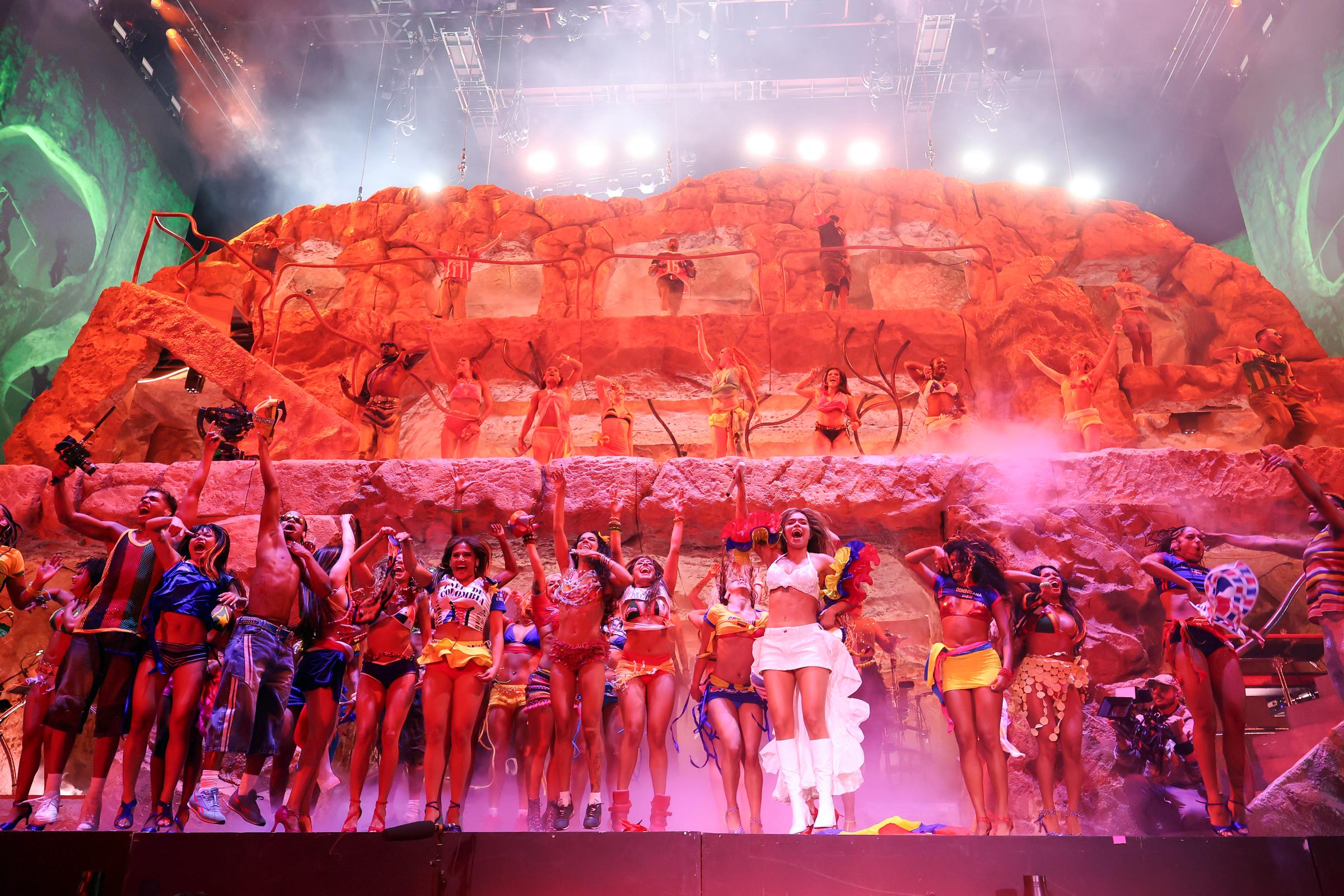 Karol G actuó en el escenario Coachella durante el Festival de Música y Artes de Coachella Valley 2026 en el Empire Polo Club el 12 de abril de 2026 en Indio, California. | Fuente: Getty Images