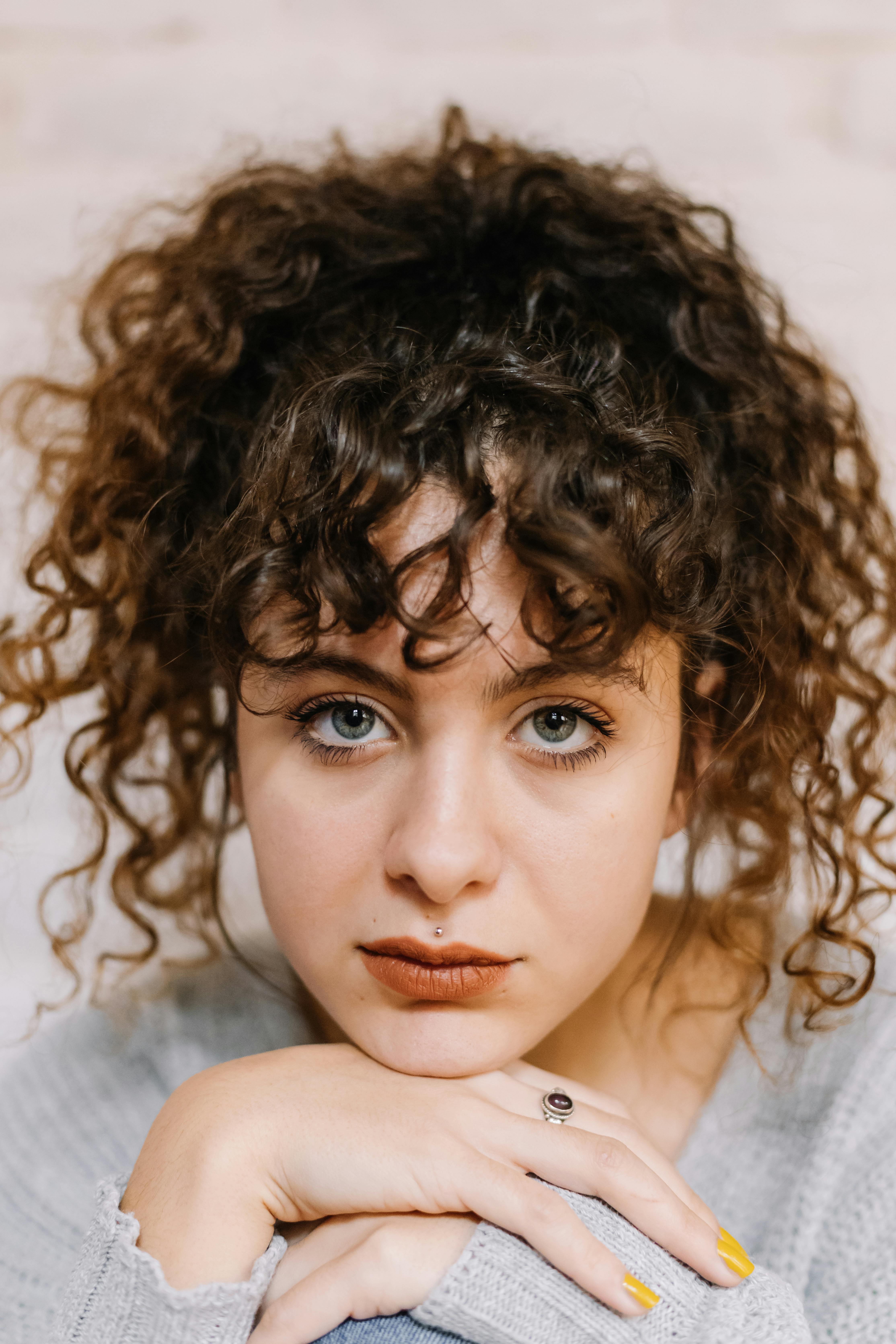 Una mujer con una mirada atrevida en tus ojos | Fuente: Pexels