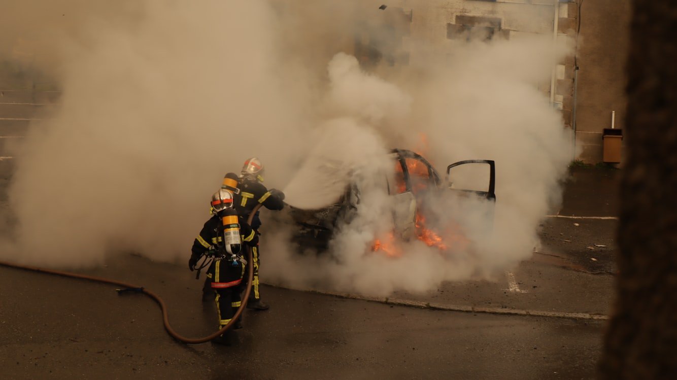 Los bomberos intentan aplacar el fuego de un vehículo. | Foto: Unsplash