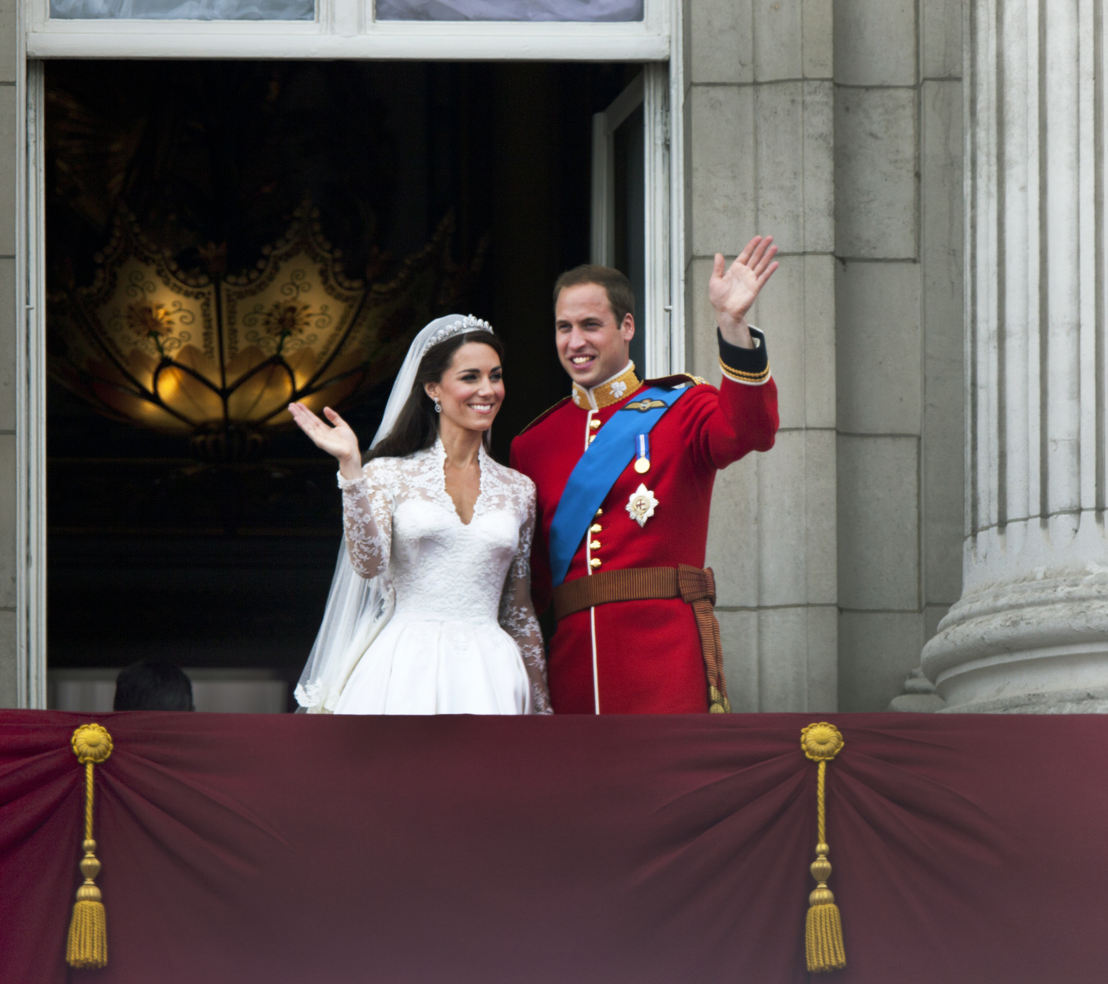 Catherine, duquesa de Cambridge, y el príncipe William saludan a los simpatizantes desde el balcón del palacio de Buckingham tras su boda, en Londres, el 29 de abril de 2011 | Fuente: Getty Images