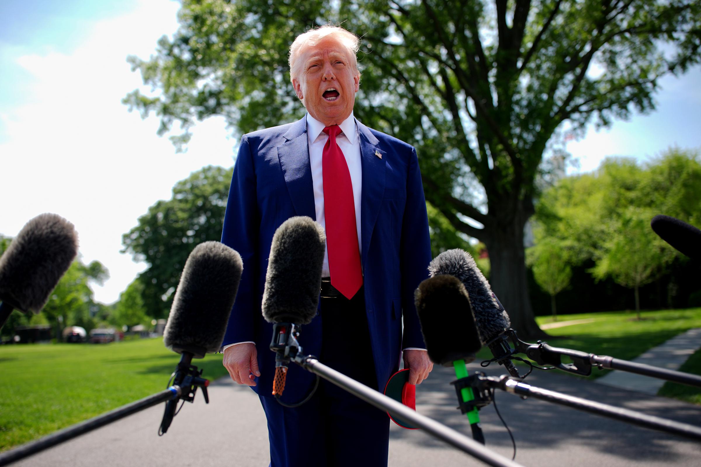 Donald Trump se dirige a los medios de comunicación el 29 de abril de 2025 | Fuente: Getty Images