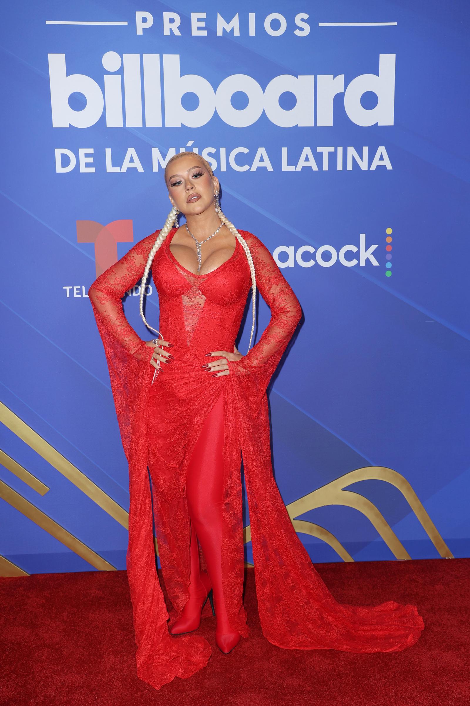 La aparición de Aguilera en 2022 siguió la tónica de toda su carrera: atreverse con nuevas transformaciones de estilo en lugar de quedarse con una sola imagen reconocible. Para entonces, ya se había vuelto cada vez más franca a la hora de aceptarse tal y como es, en lugar de intentar cumplir con las expectativas de los demás.