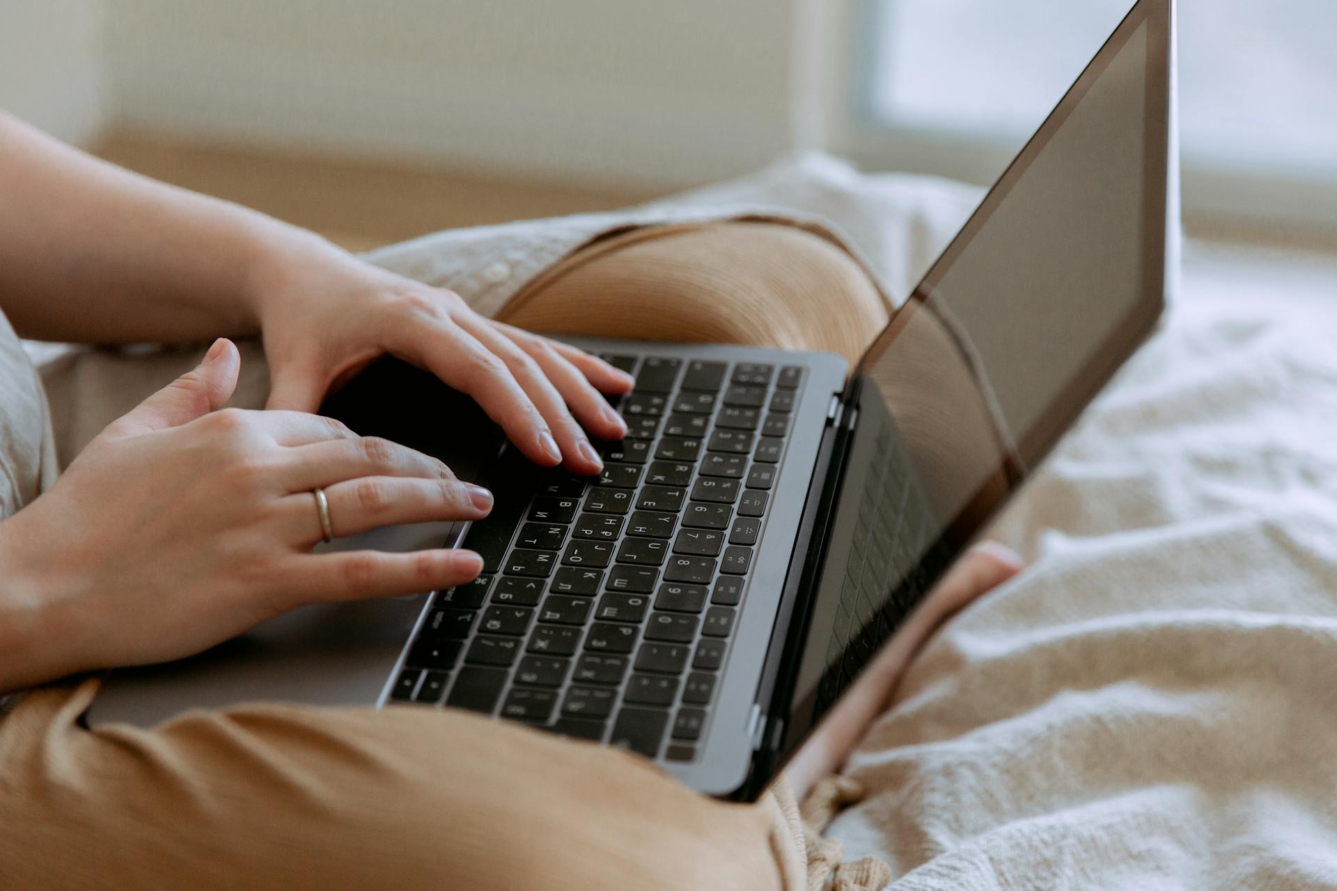 Una mujer usando su portátil | Fuente: Pexels