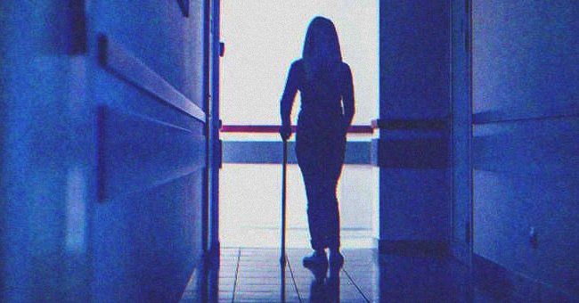 Mujer caminando con un bastón por el pasillo de un hospital. | Foto: Shutterstock