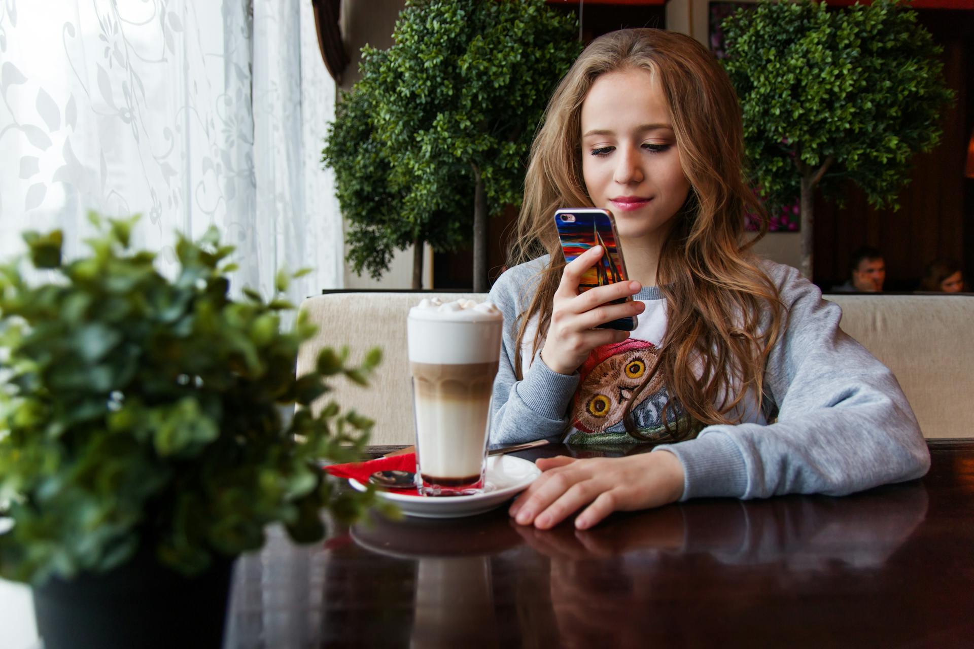 Una adolescente tomando café | Fuente: Pexels