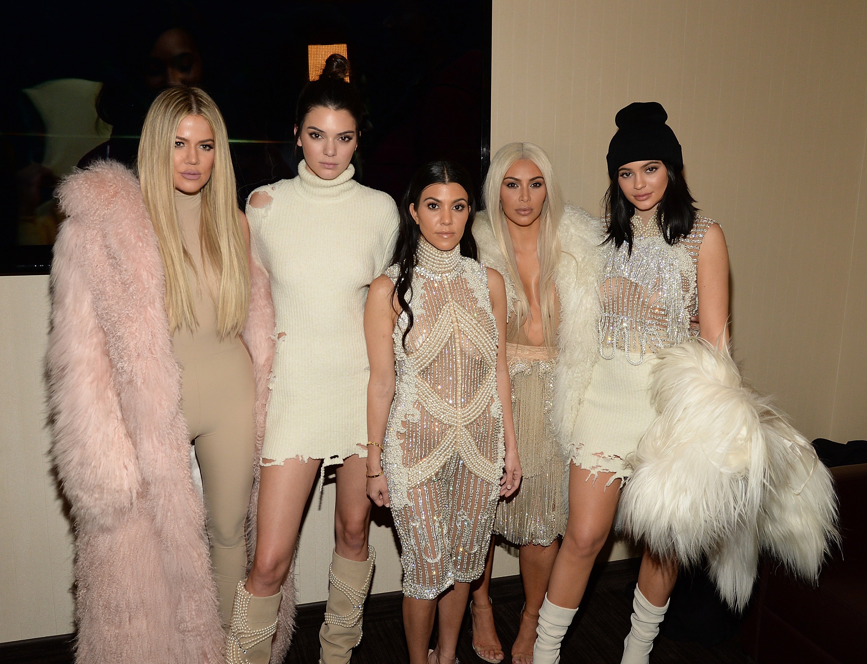 Khloe Kardashian, Kendall Jenner, Kourtney Kardashian, Kim Kardashian West y Kylie Jenner asisten a la Temporada 3 de Kanye West Yeezy en el Madison Square Garden el 11 de febrero de 2016 en la ciudad de Nueva York. | Foto: Getty Images