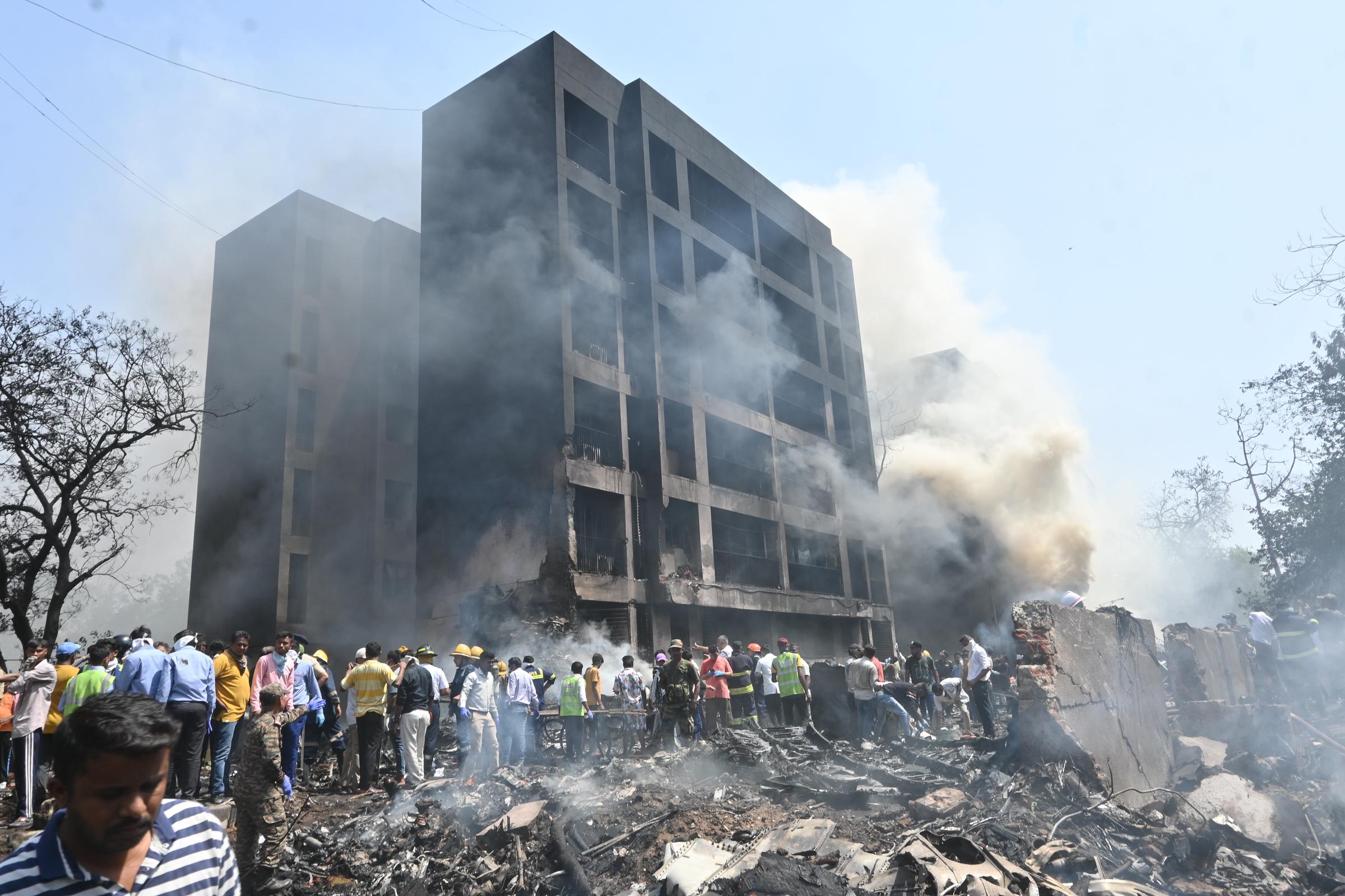 Vista del lugar tras el accidente de un avión tras despegar del Aeropuerto Internacional Sardar Vallabhbhai Patel, en el estado occidental indio de Gujarat, el 12 de junio de 2025. | Fuente: Getty Images