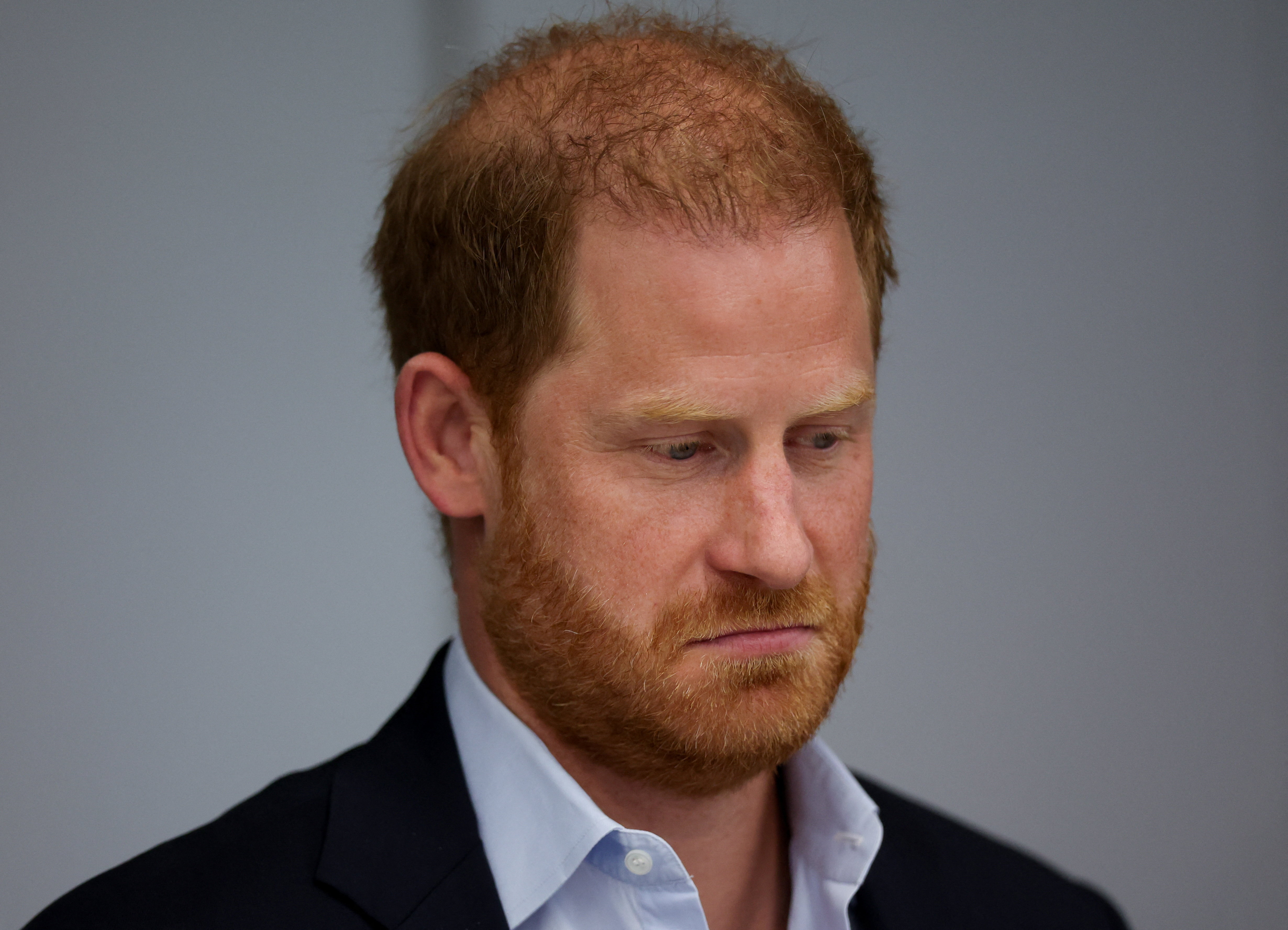El príncipe Harry habla con el personal durante un acto en Londres en septiembre de 2025. Sus apariciones en solitario en el Reino Unido ya eran habituales mucho antes de que se hicieran públicos los planes de los Sussex de establecer allí su hogar familiar. | Fuente: Getty Images