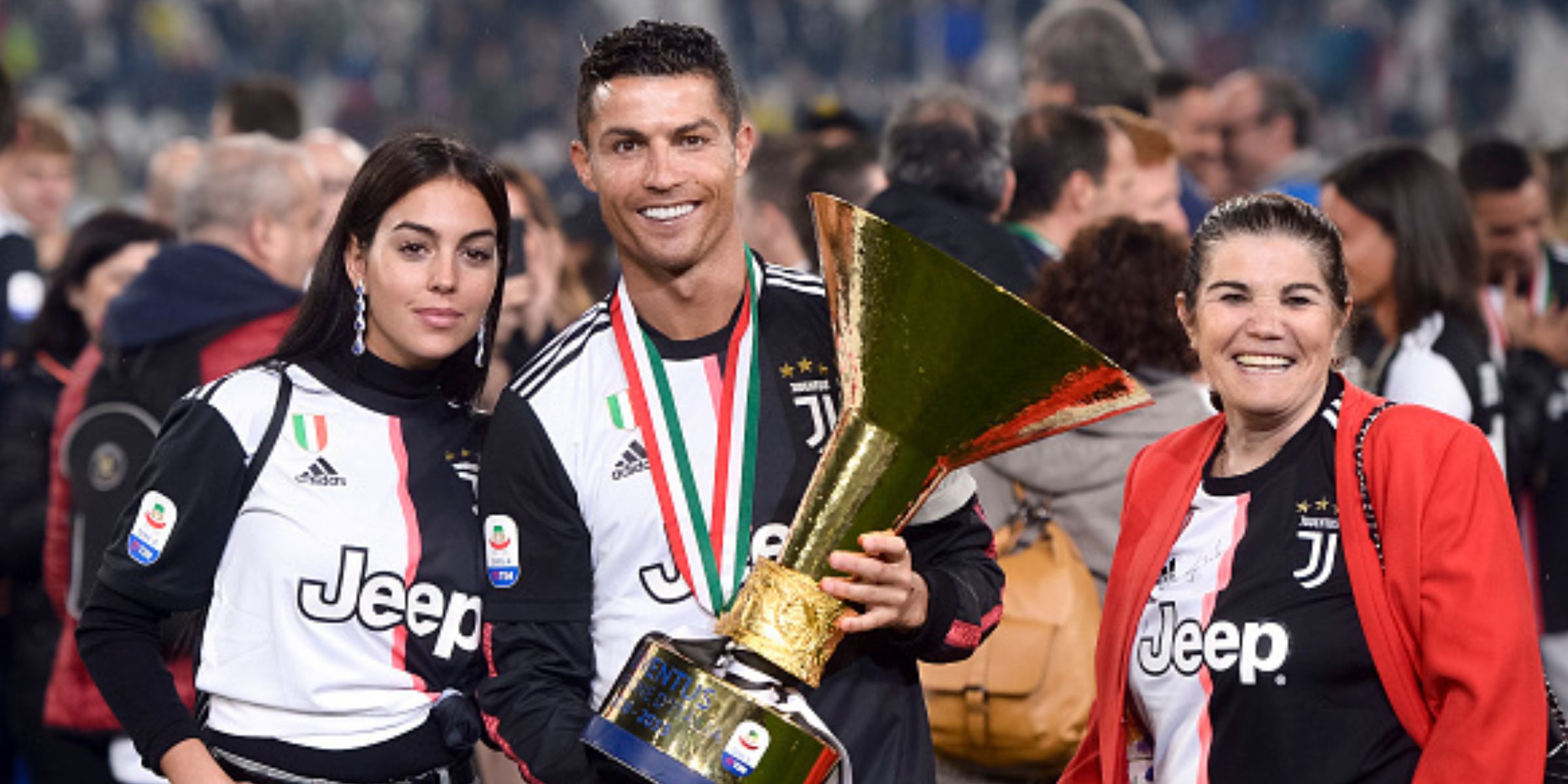 Cristiano Ronaldo junto a su madre, María Dolores dos Santos Aveiro y a su novia, Georgina Rodríguez | Fuente: Getty Images