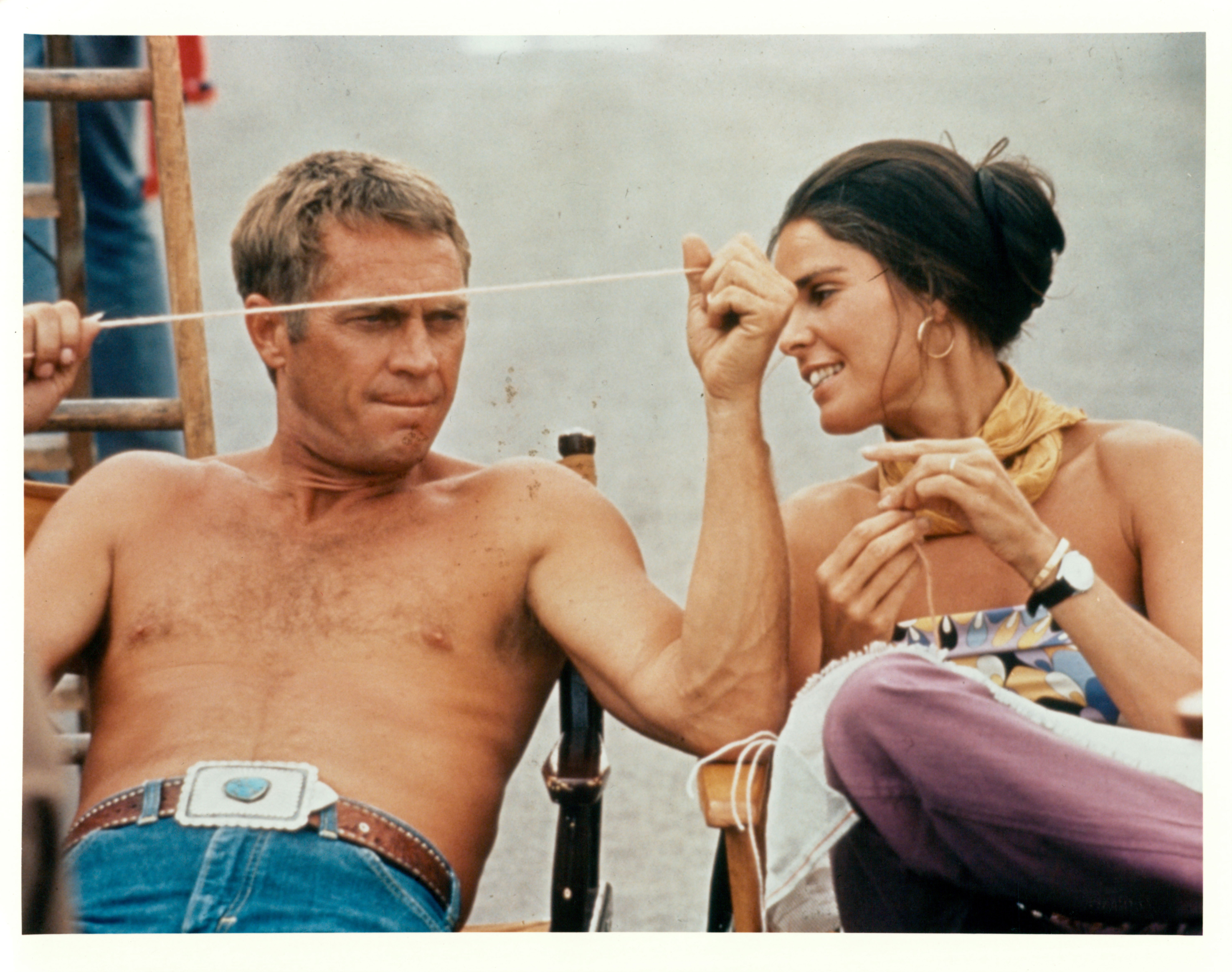 Steve McQueen con la actriz en el rodaje de "The Getaway" en 1972 | Fuente: Getty Images