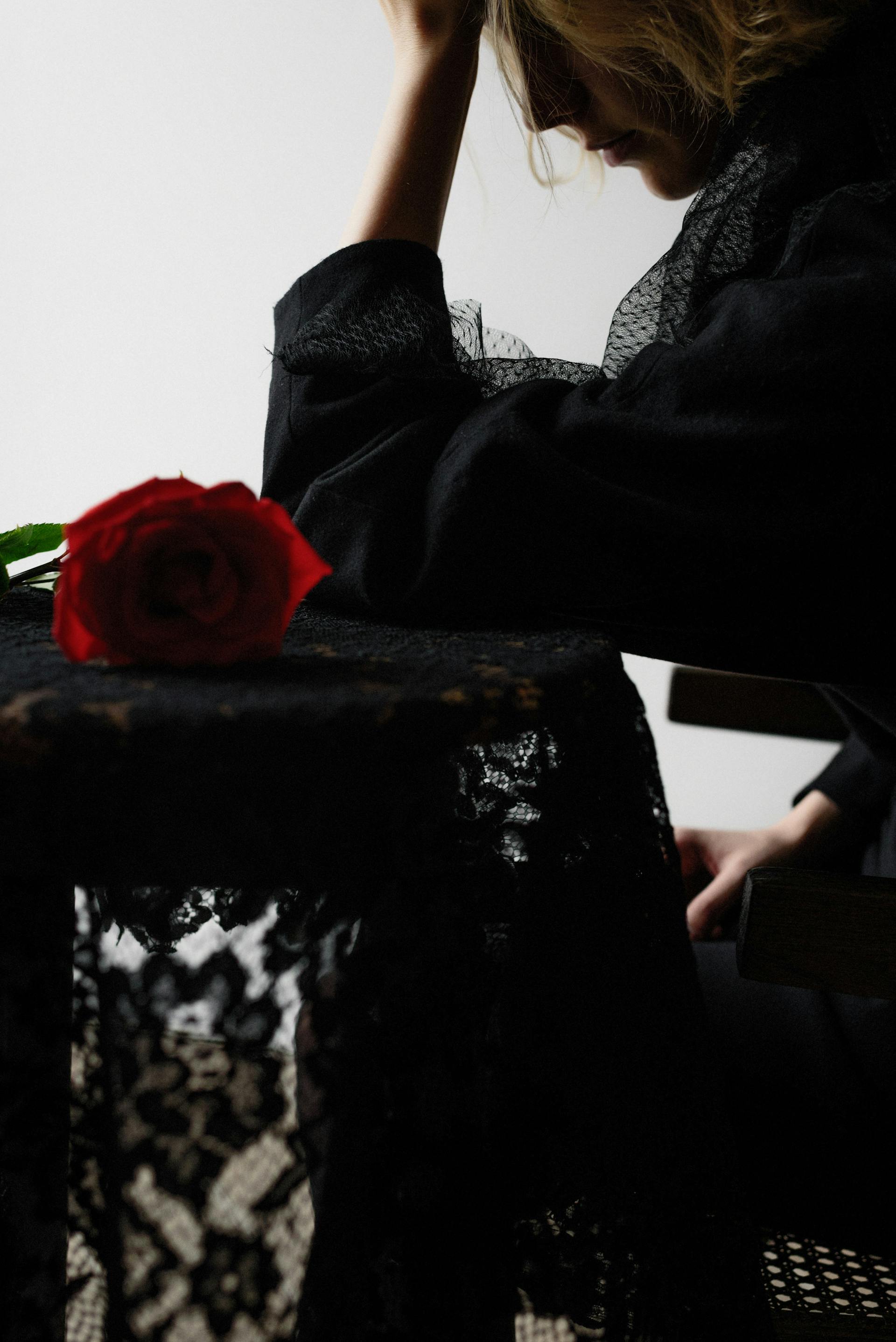 Una donna in lutto con un vestito nero | Fonte: Pexels
