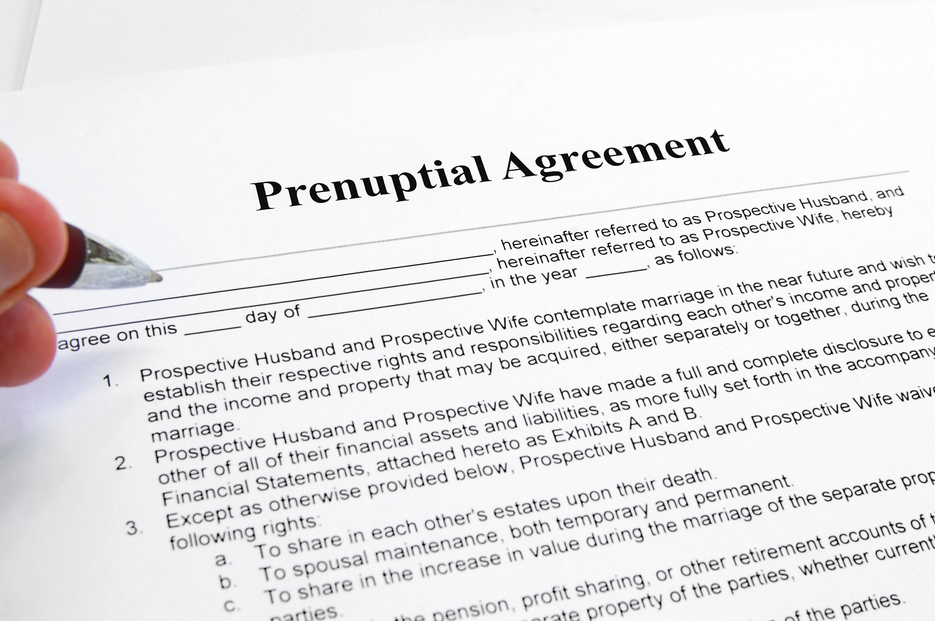 Firmando un acuerdo prenupcial. | Foto: Shutterstock