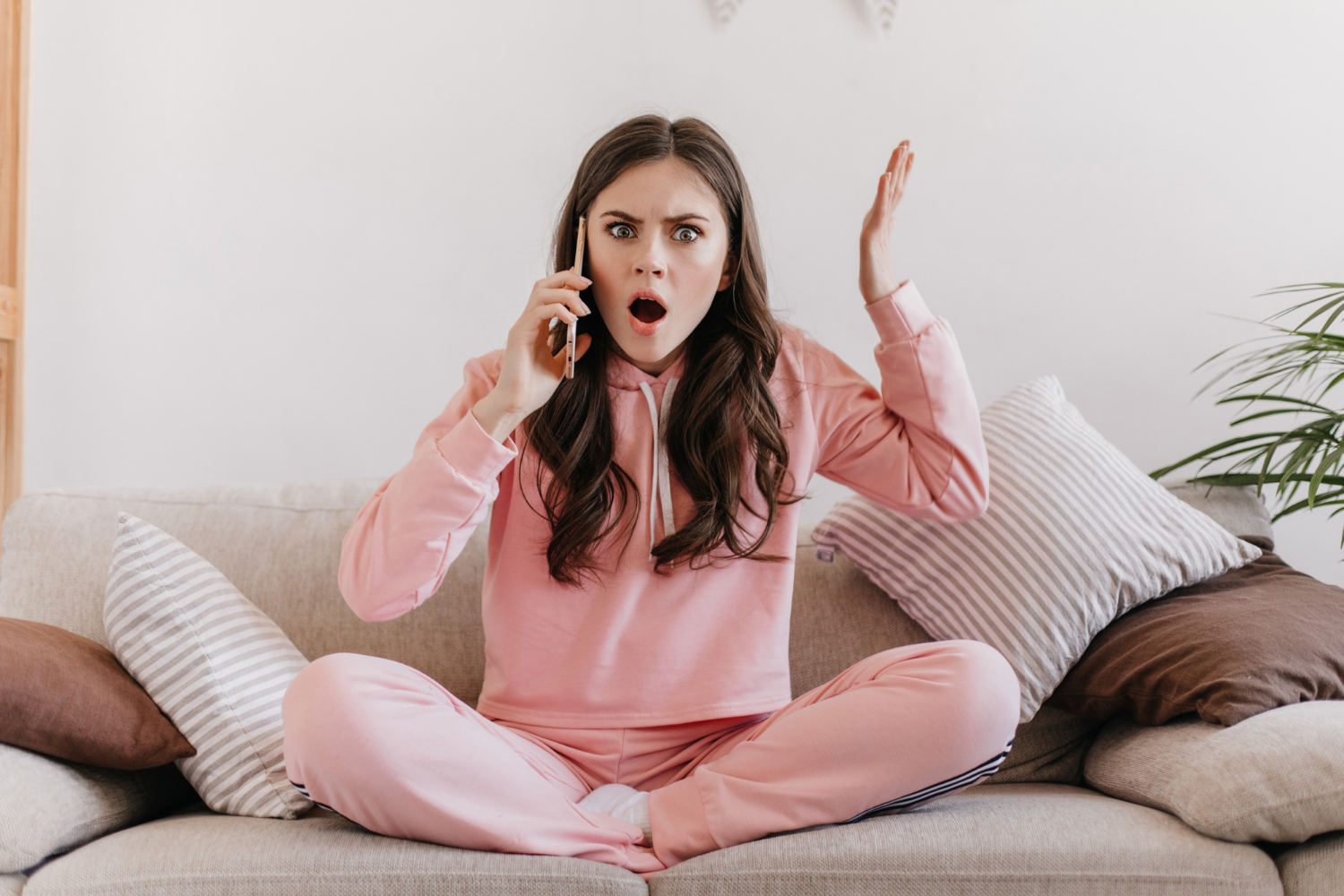 Una mujer agitada hablando por teléfono | Fuente: Freepik