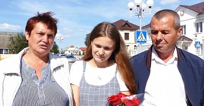 Yulia después de reunirse con su madre y el padre que la perdió cuando se quedó dormido en un viaje en tres desde Minsk a Asipovich. | Foto: Youtube/МВД Республики Беларусь