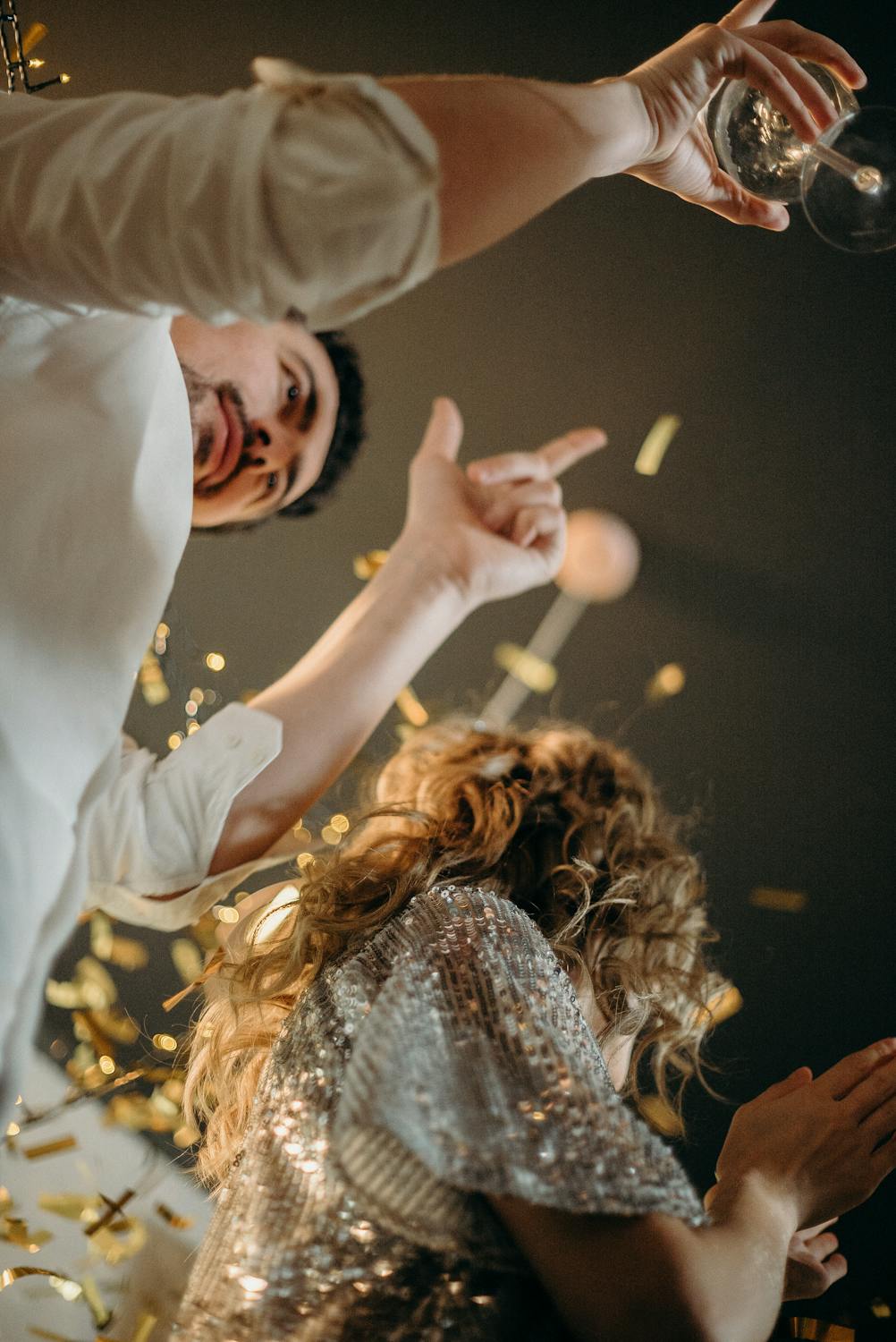 Pareja bailando en una fiesta | Fuente: Pexels