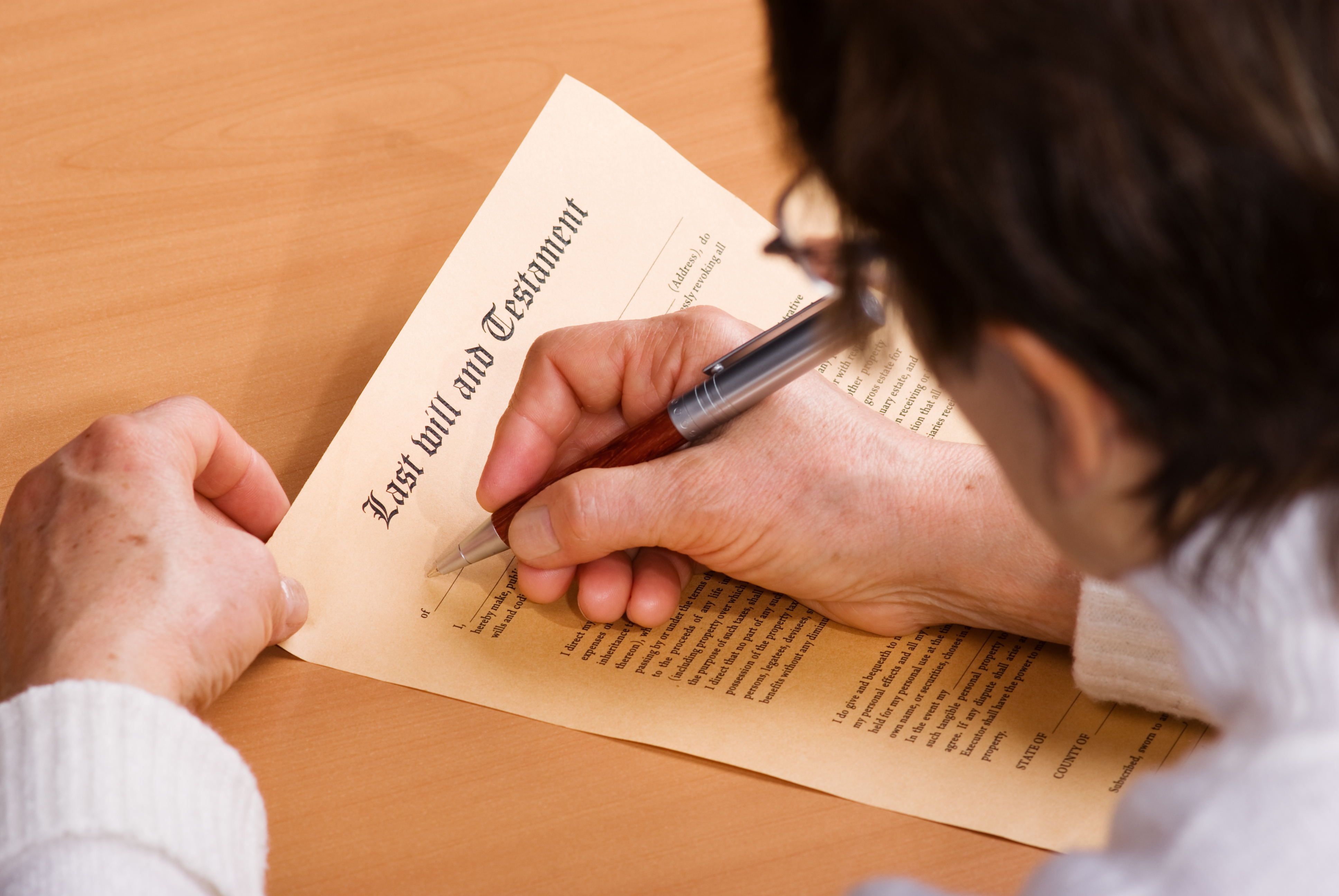 Una persona escribiendo un testamento | Foto: Shutterstock