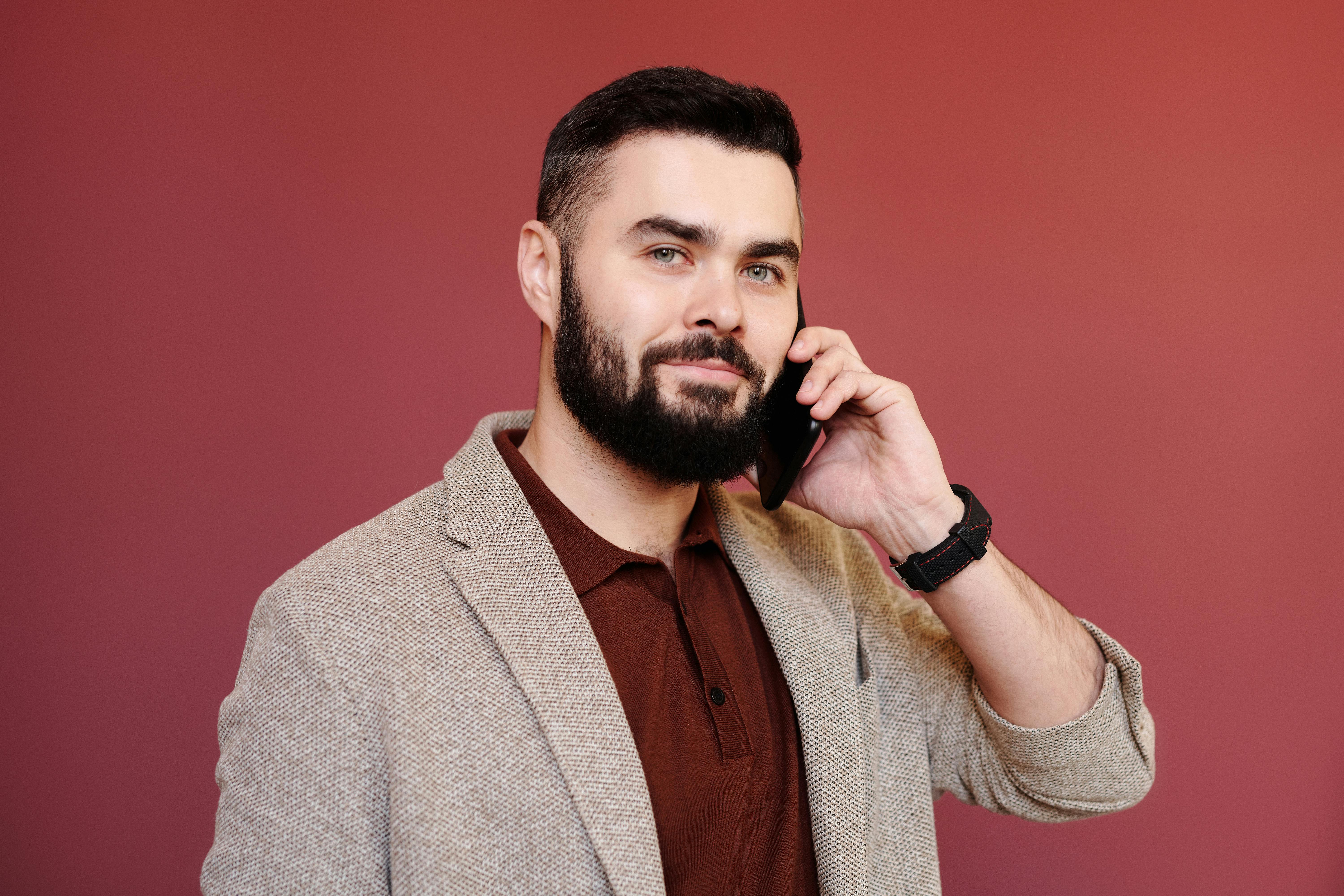 Un uomo al telefono | Fonte: Pexels