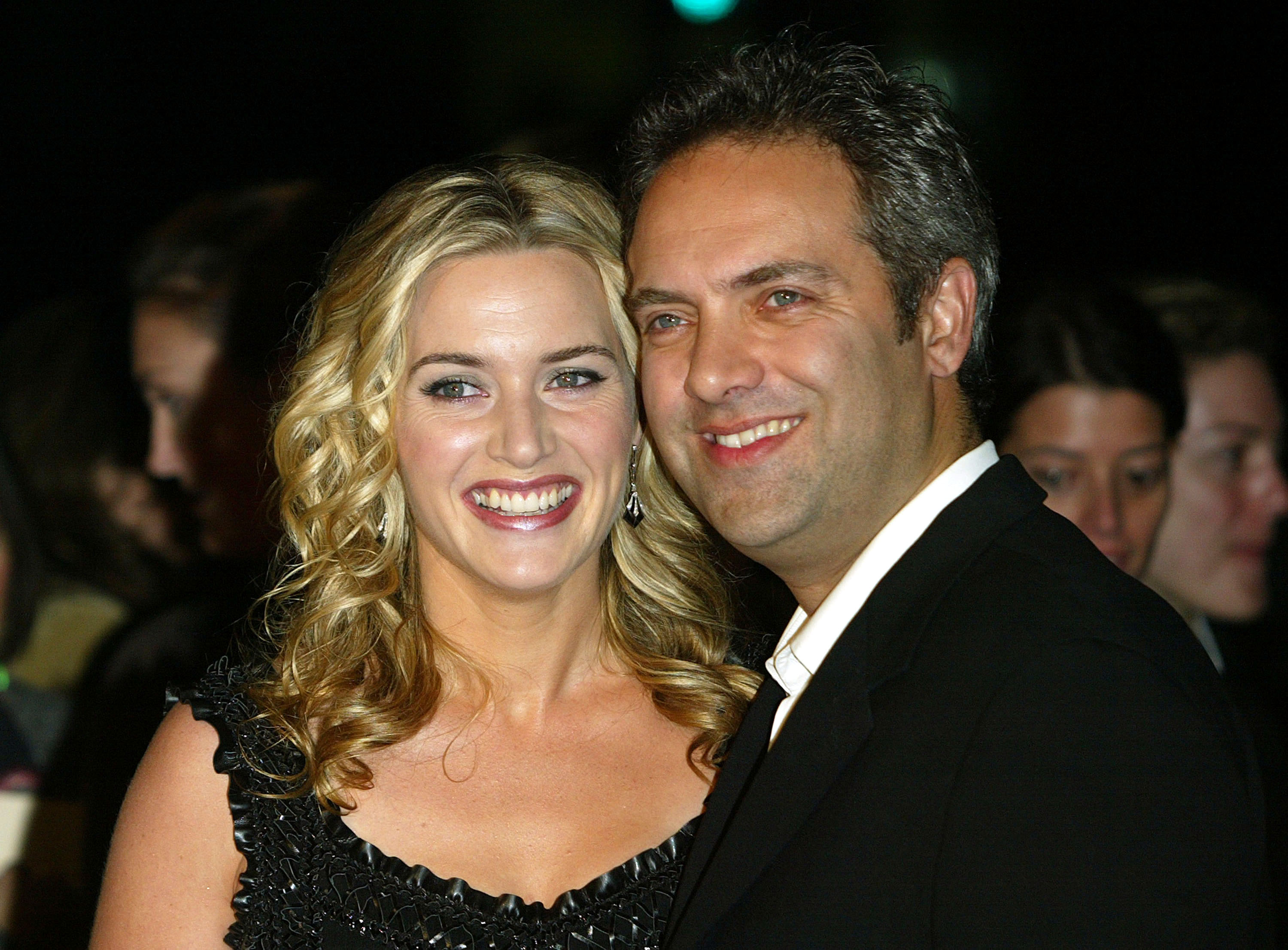 Kate Winslet y su esposo, el director Sam Mendes, en el estreno de la película "Finding Neverland" en la Academia de las Artes y las Ciencias Cinematográficas el 11 de noviembre de 2004 en Beverly Hills, California | Foto: Getty Images