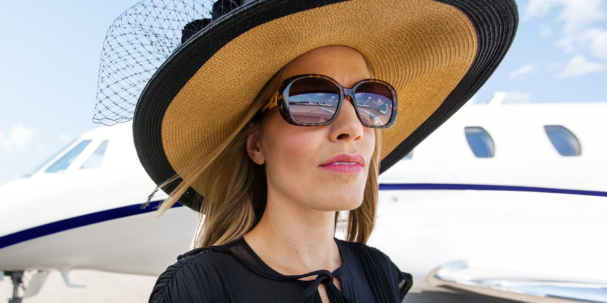 Una mujer con sombrero y gafas | Fuente: Shutterstock