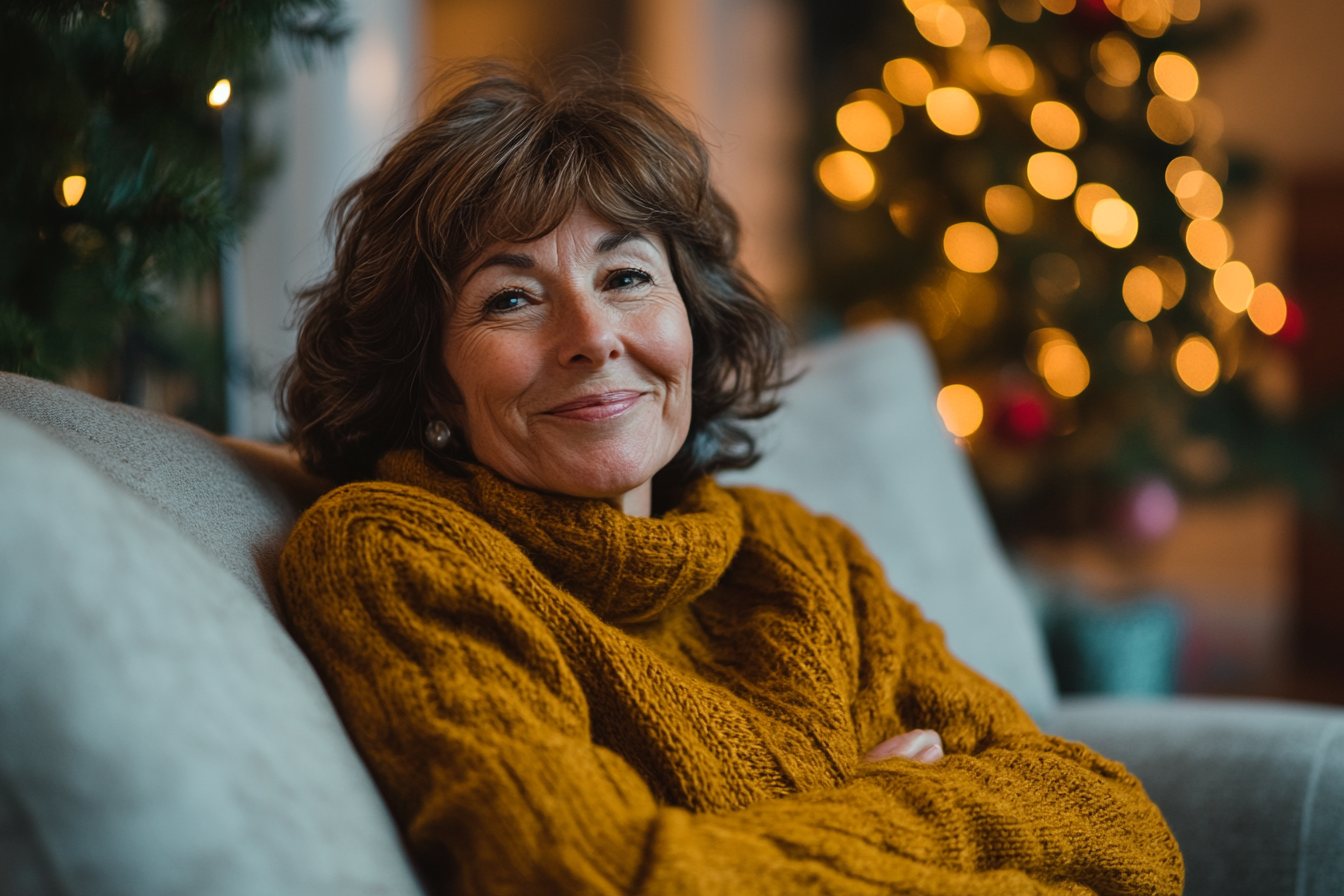 Una mujer en un sofá sonriendo | Fuente: Midjourney