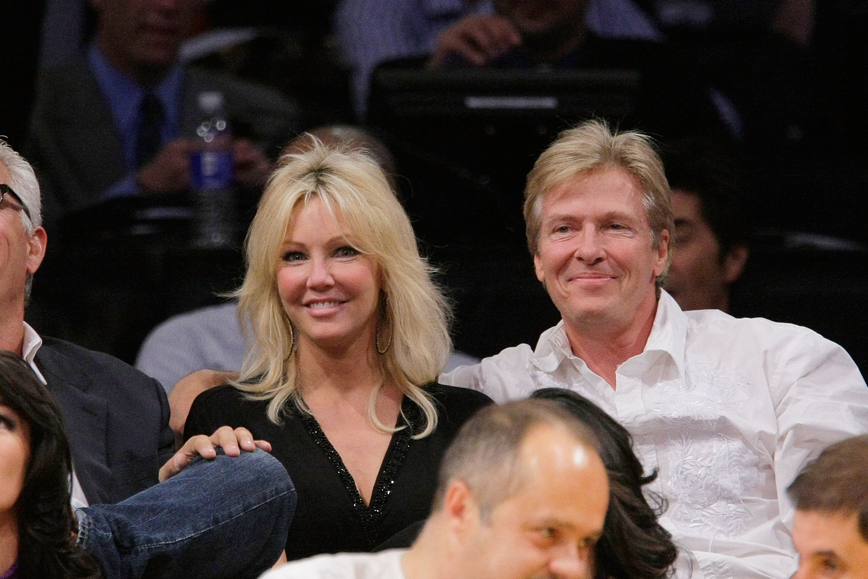 Heather Locklear y el actor asisten al partido de Los Angeles Lakers contra Los Angeles Clippers el 27 de octubre de 2009, en Los Angeles, California | Fuente: Getty Images