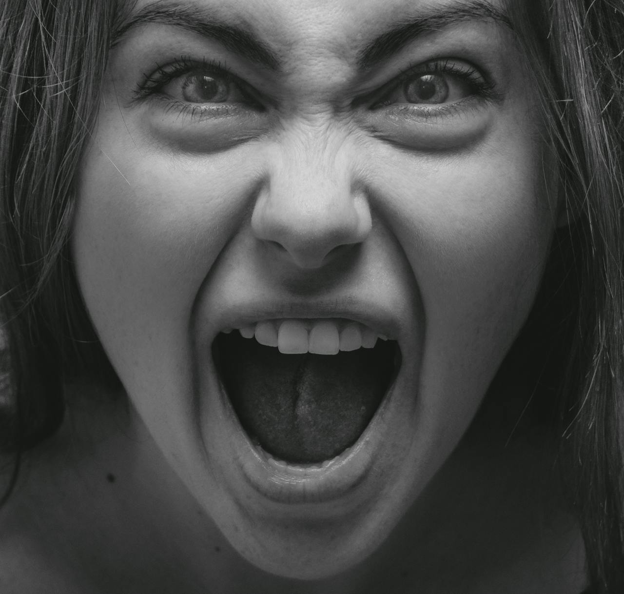 Una mujer enfadada gritando | Fuente: Pexels