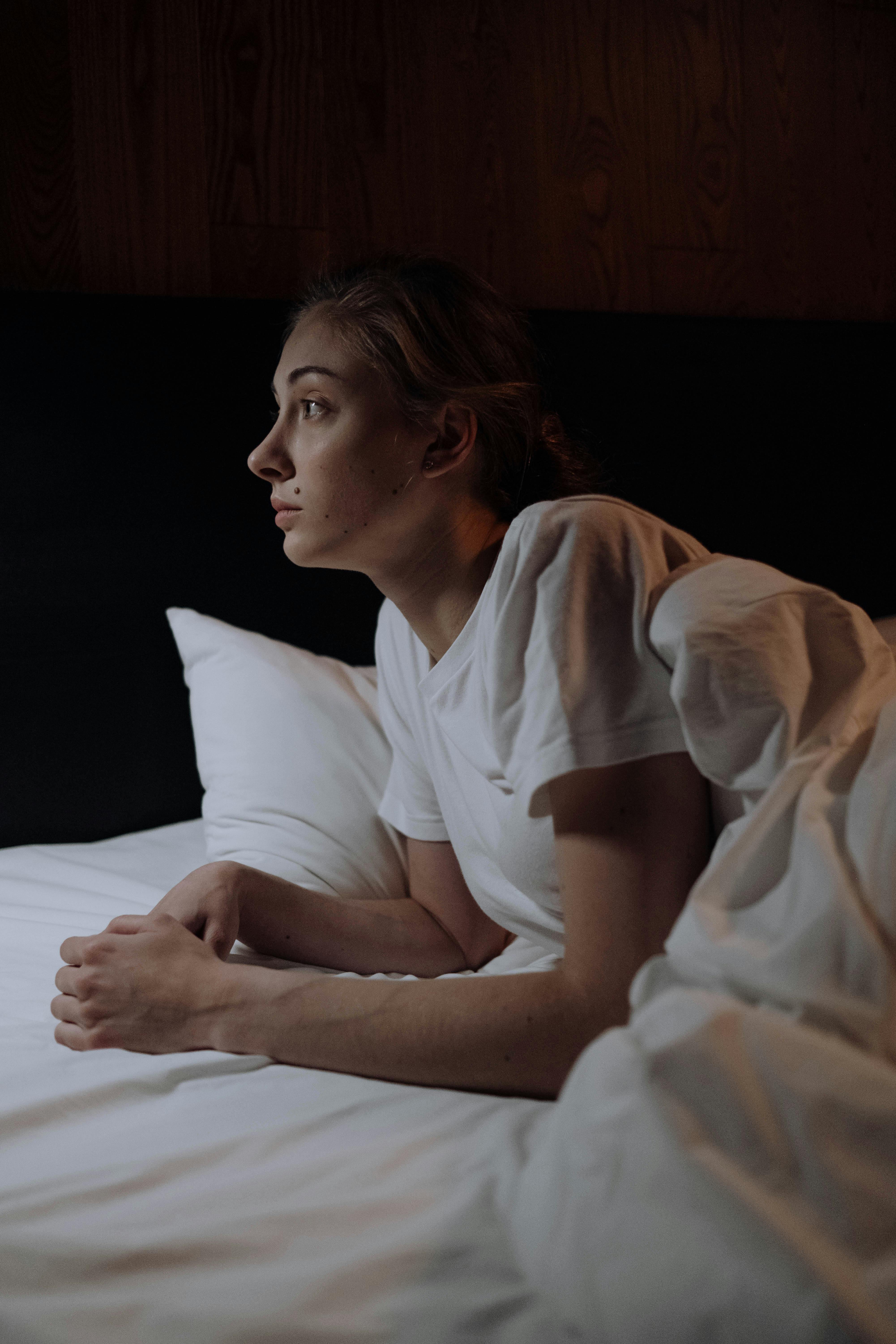 Una mujer despierta en la cama | Fuente: Pexels