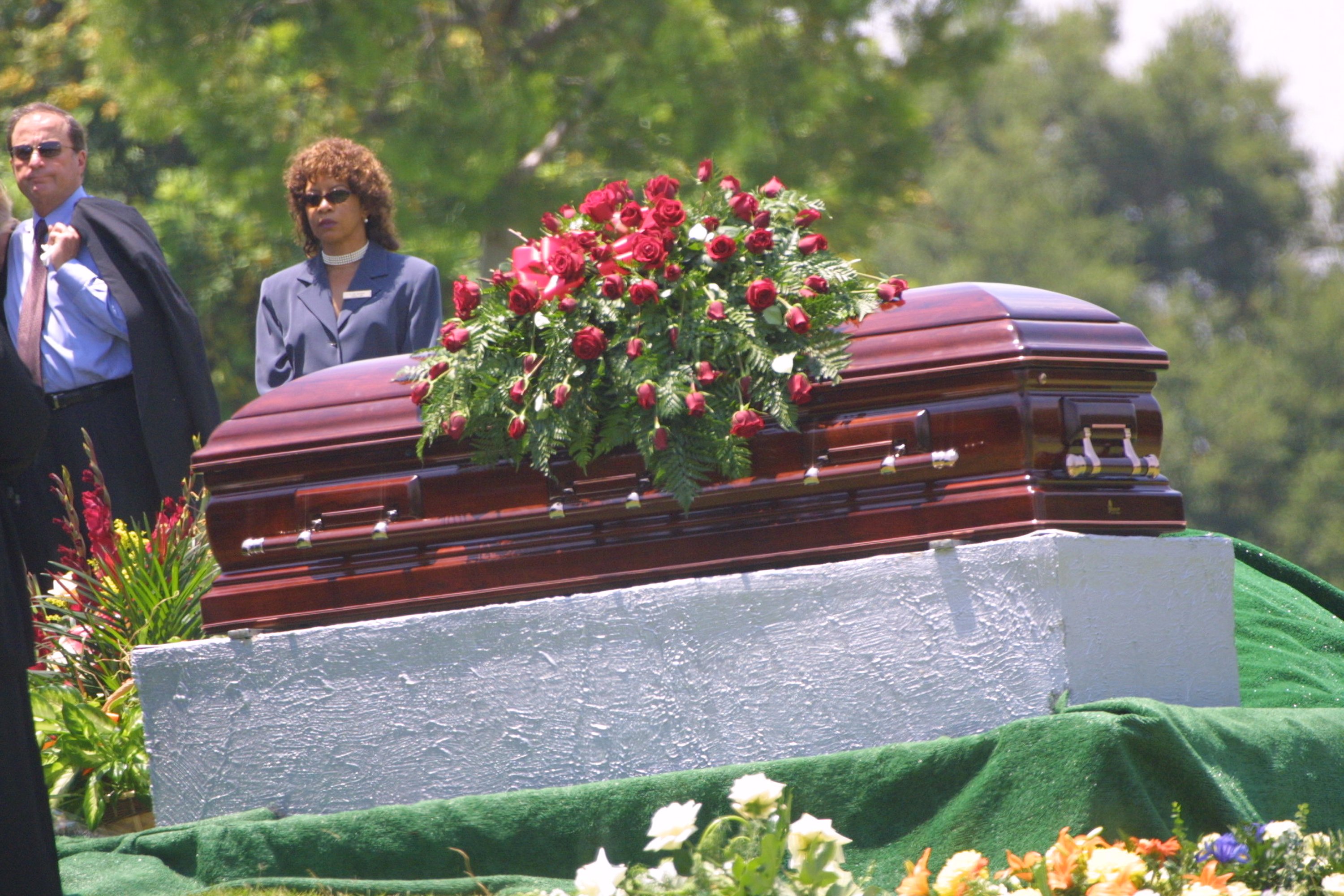 Flores descansan sobre el ataúd de Matthew Ansara, hijo de Barbara Eden, en el funeral de Ansara en Hollywood, California, el 2 de julio de 2001. | Fuente: Getty Images