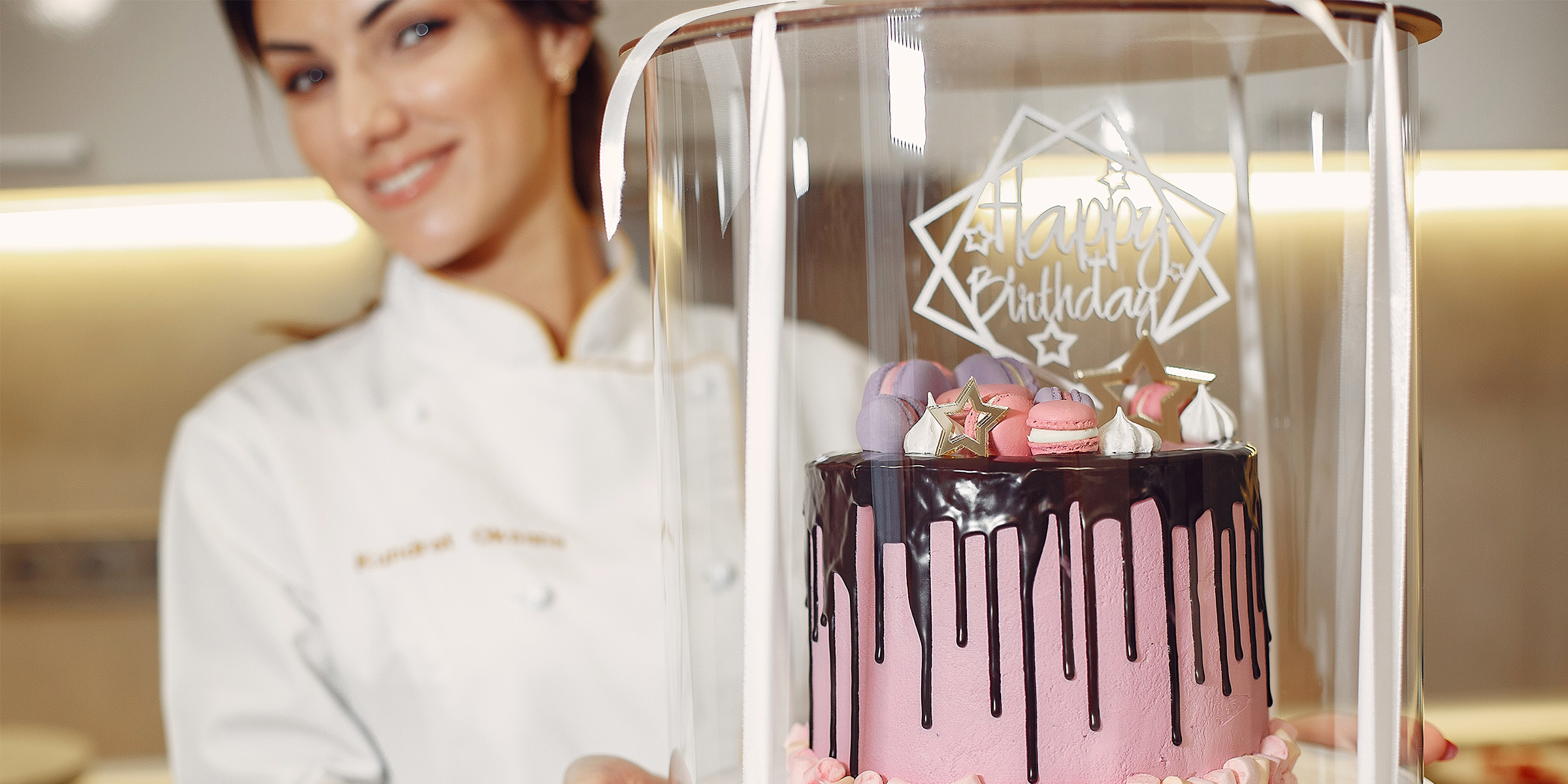Una mujer feliz sosteniendo un pastel de Cumpleaños | Fuente: Shutterstock