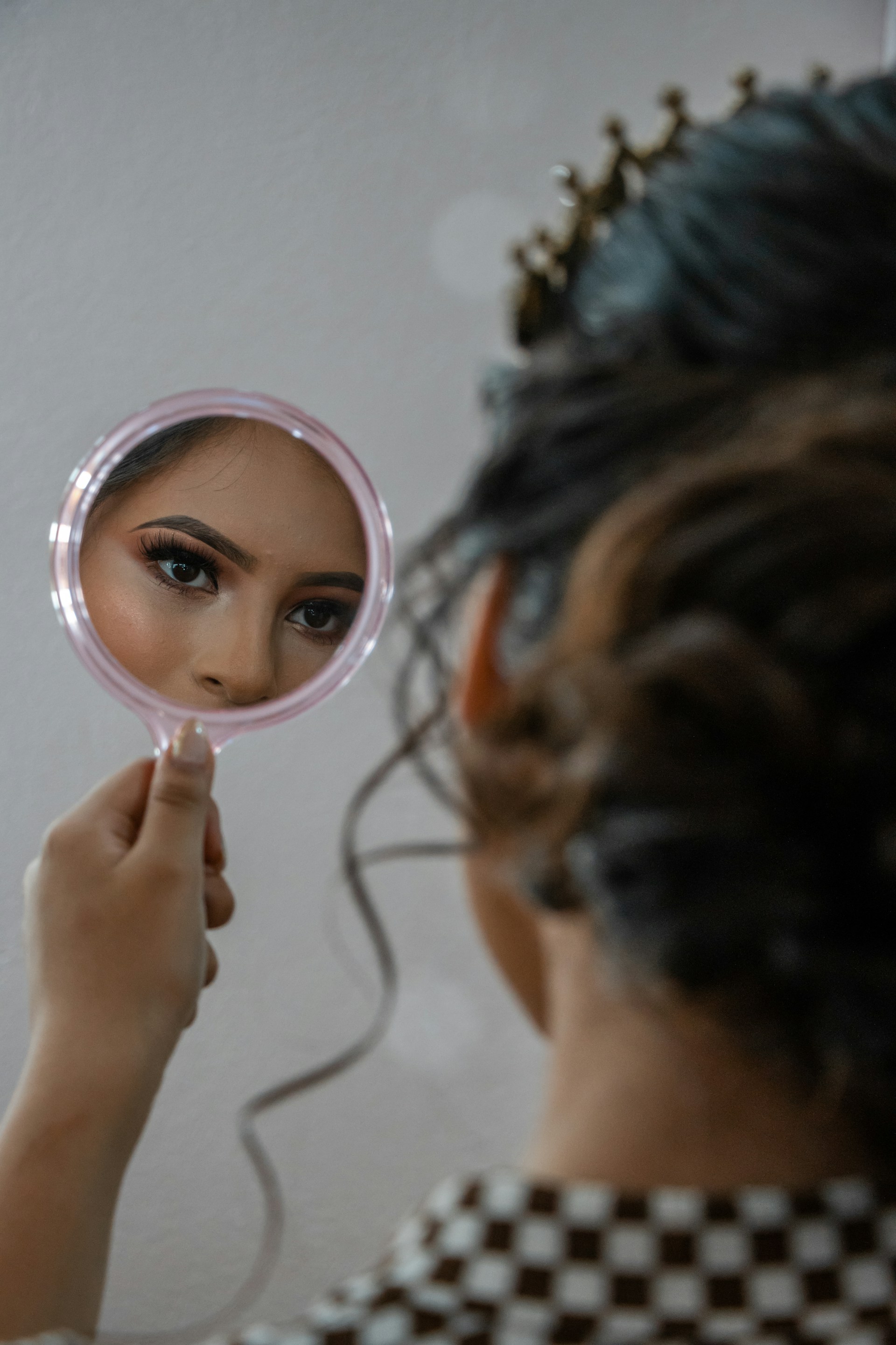 Una mujer mirando su reflejo en el espejo | Fuente: Unsplash