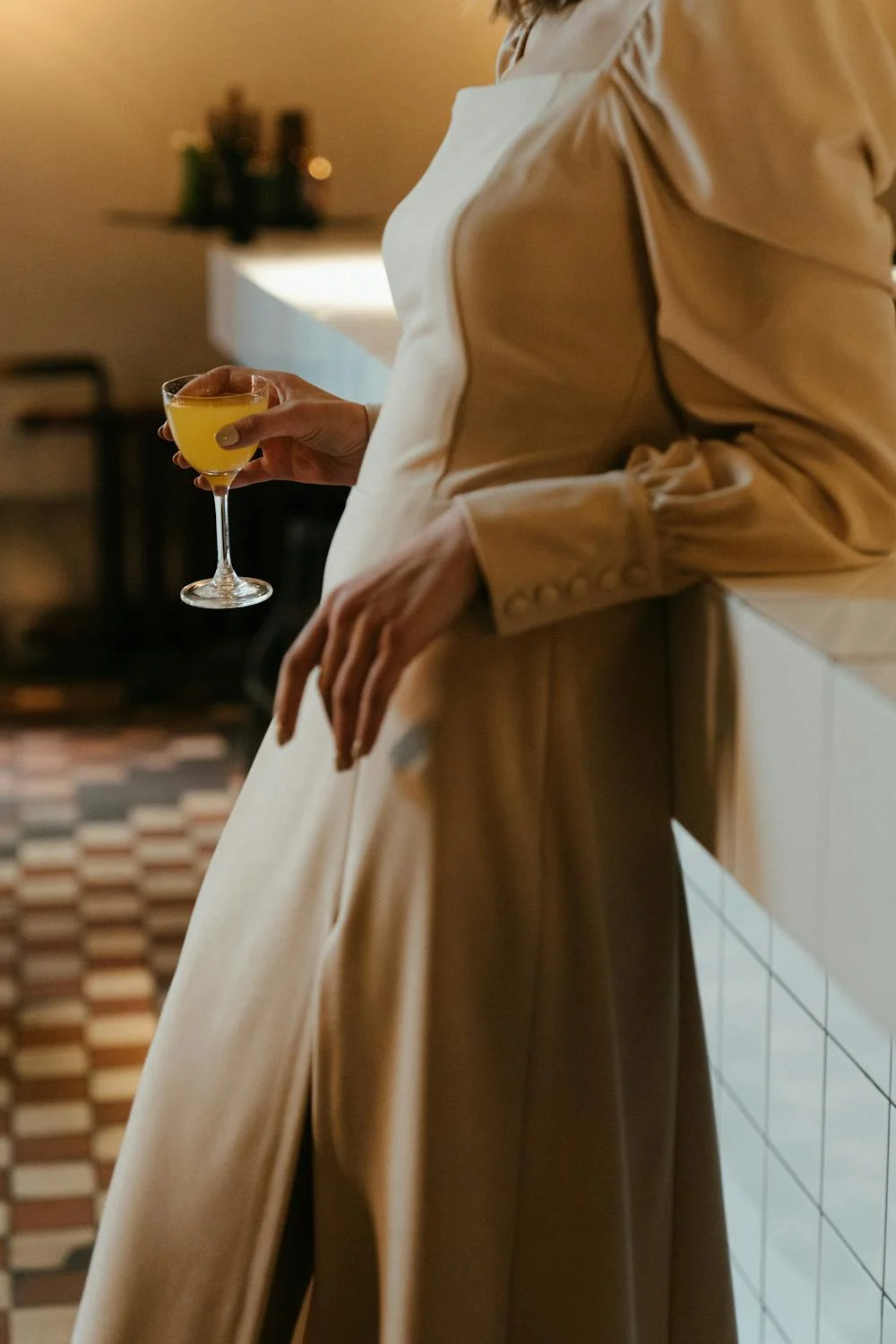 Una mujer en un restaurante | Fuente: Pexels