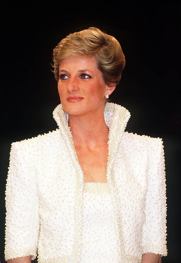 La princesa de Gales, con un vestido de Catherine Walker con cuentas y un bolero a juego, asistió a los British Fashion Awards en el Albert Hall, Londres, octubre de 1989. I Foto: Getty Images.