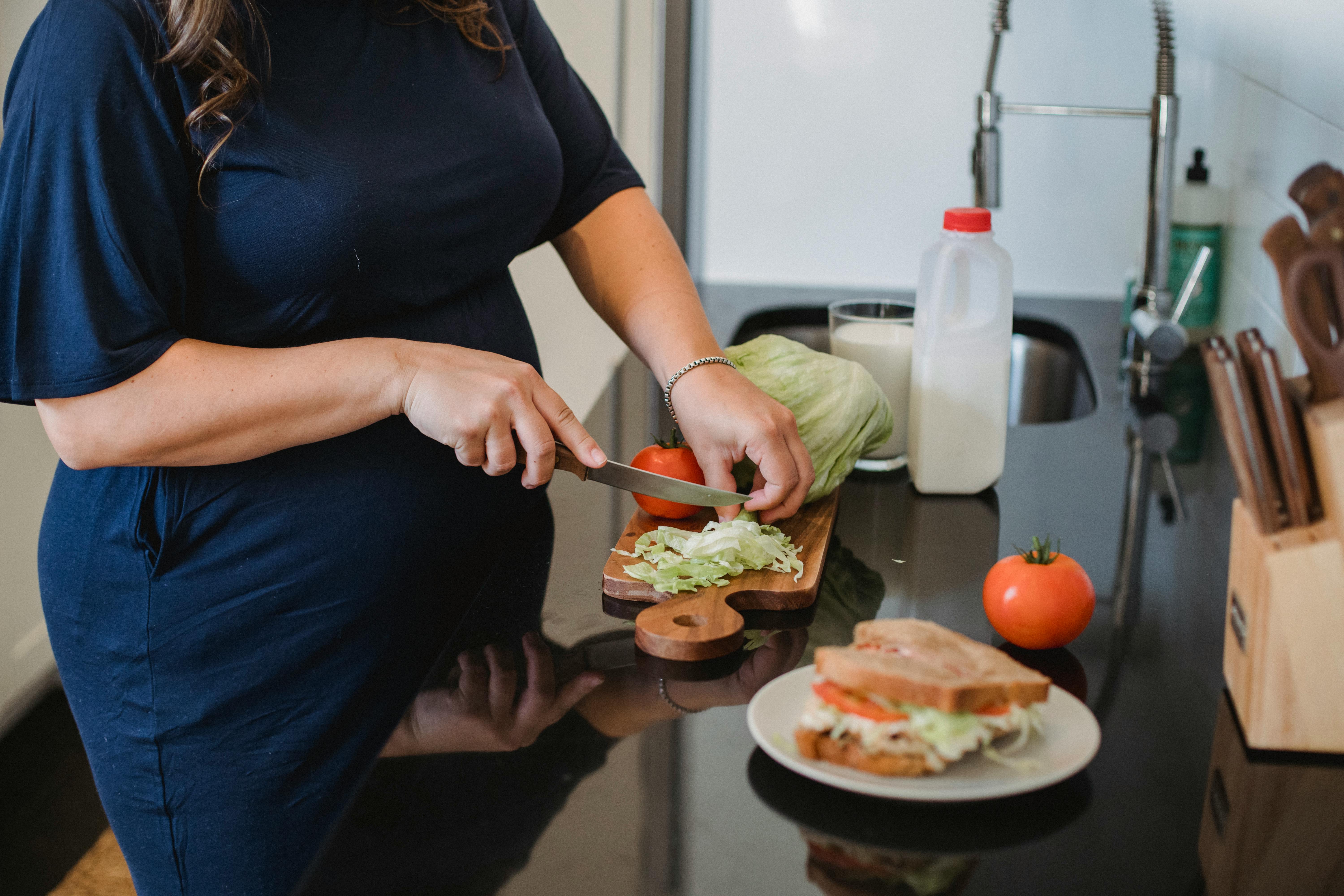 Una mujer embarazada cocinando | Foto: Pexels