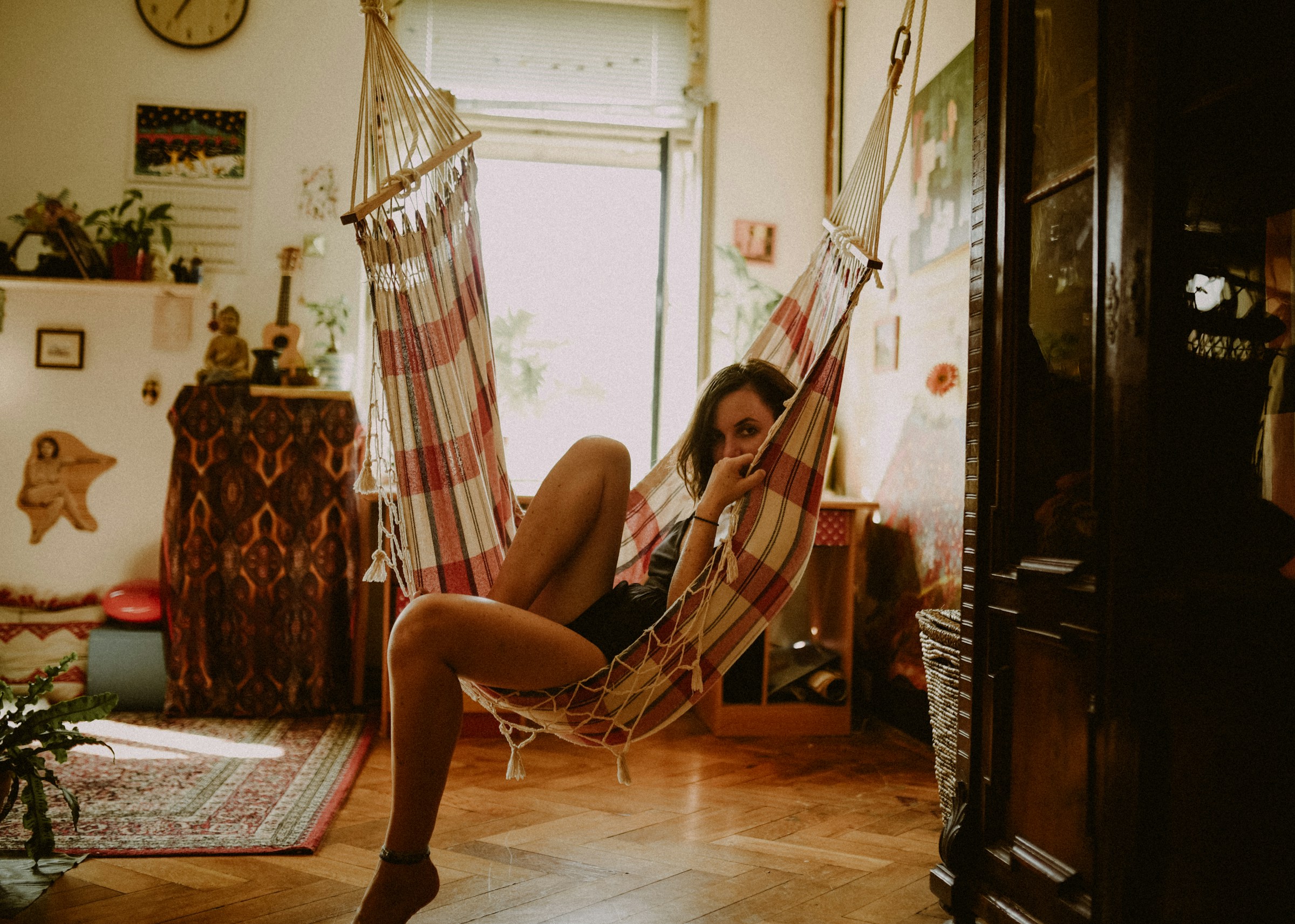 Una mujer relajándose en su casa | Fuente: Unsplash