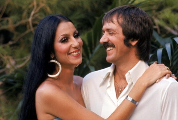 Cher and Sonny Bono posando para una foto promocional de "The Sonny and Cher Show" en 1970.